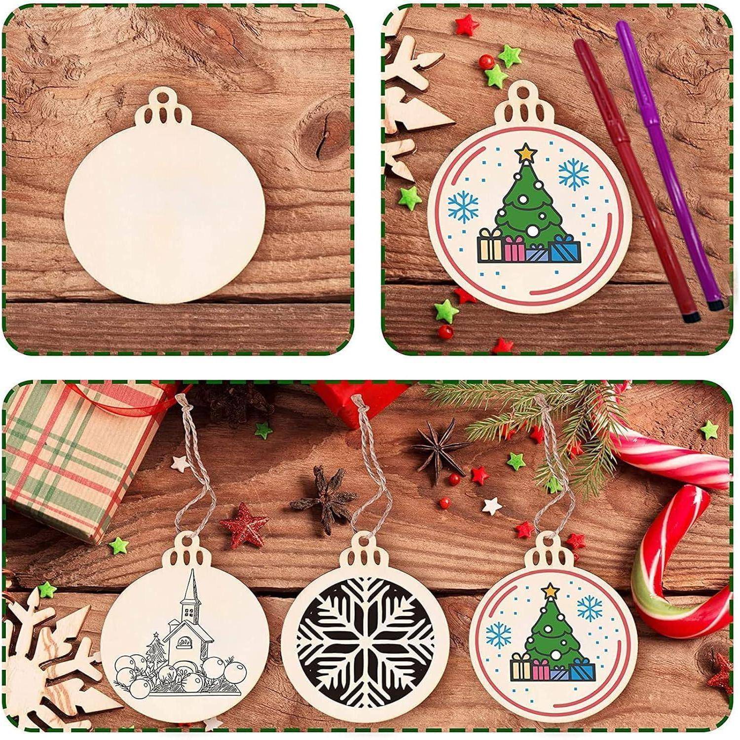 Weihnachtsbaumschmuck-Handwerkrohlinge und dekorierte Beispiele auf einem Holztisch, einschließlich einer einfachen Weihnachtskugel und Designs einer Kirche, Schneeflocke und eines Weihnachtsbaums mit Geschenken.