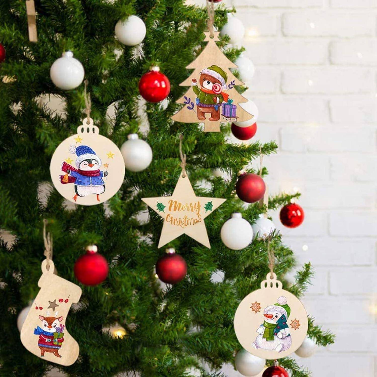 Dekorierter Weihnachtsbaum mit roten und weißen Christbaumkugeln und hölzernen Weihnachtsverzierungen mit Schneemann-Illustrationen und "Frohe Weihnachten"" Text.
