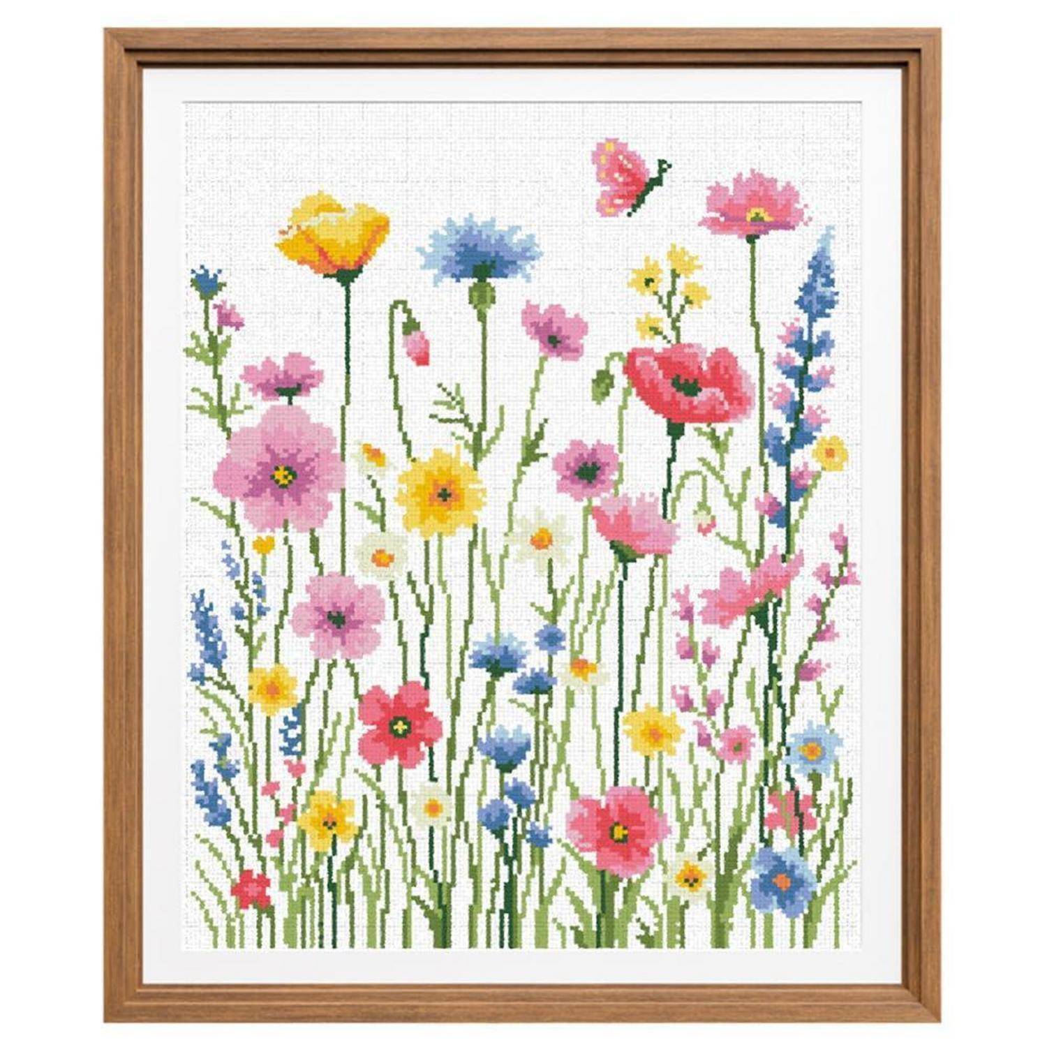 Gestickter Bilderrahmen mit farbenfrohen Wildblumen und Schmetterlingen auf weißem Hintergrund.