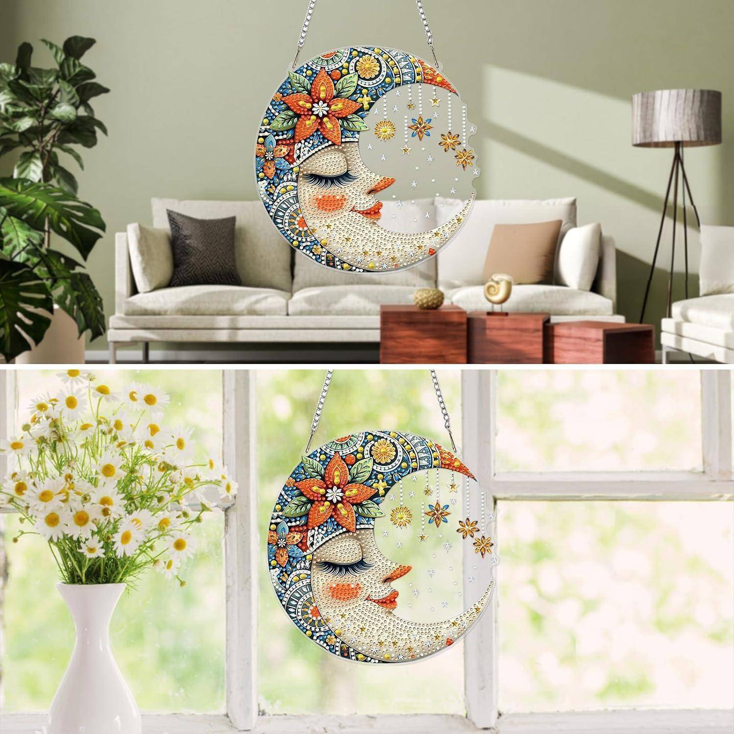 Bunte Mondsichel und Gesicht als Wandkunst zum Aufhängen, ausgestellt in einem modernen Wohnzimmer und neben einem hellen Fenster mit Blumen.