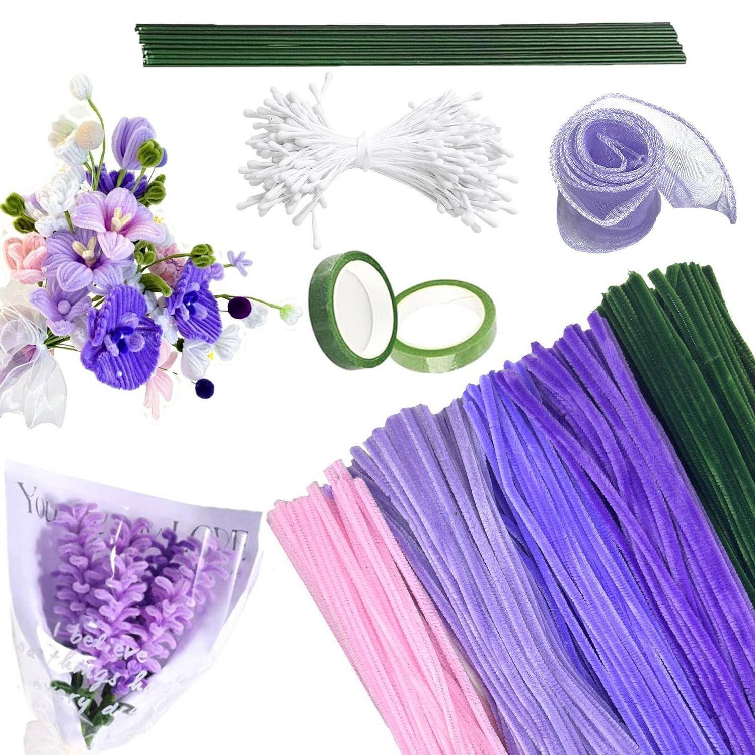 Sortierte Blumenbastelzubehöre in Lila und Grün: Stiele, Band, Netz, Klebeband, Kabelbinder und künstliche Blumen auf weißem Untergrund.