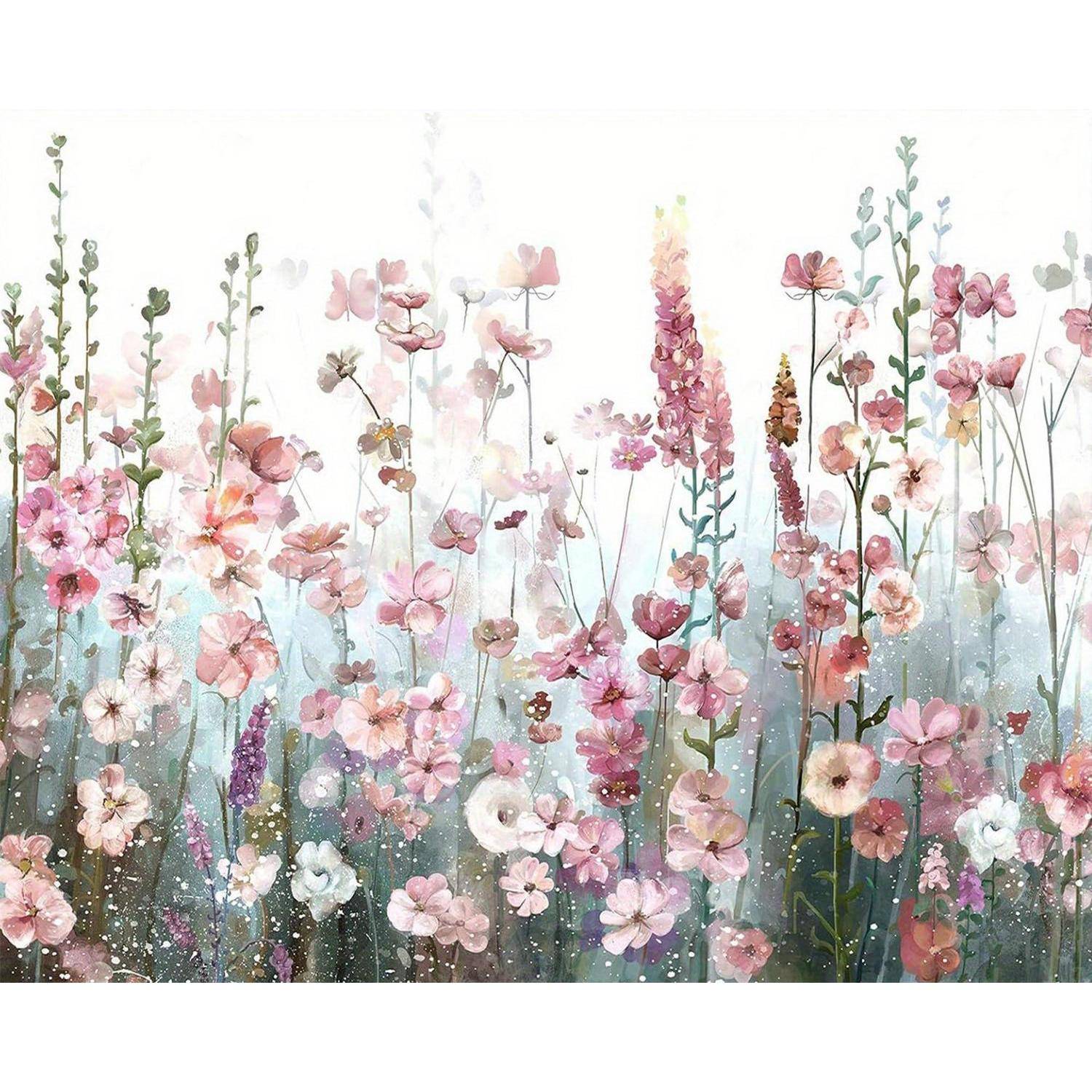 Zartes Aquarell einer Wiese mit rosa und weißen Wildblumen mit hohen Stielen vor einem blassen, nebligen Hintergrund.