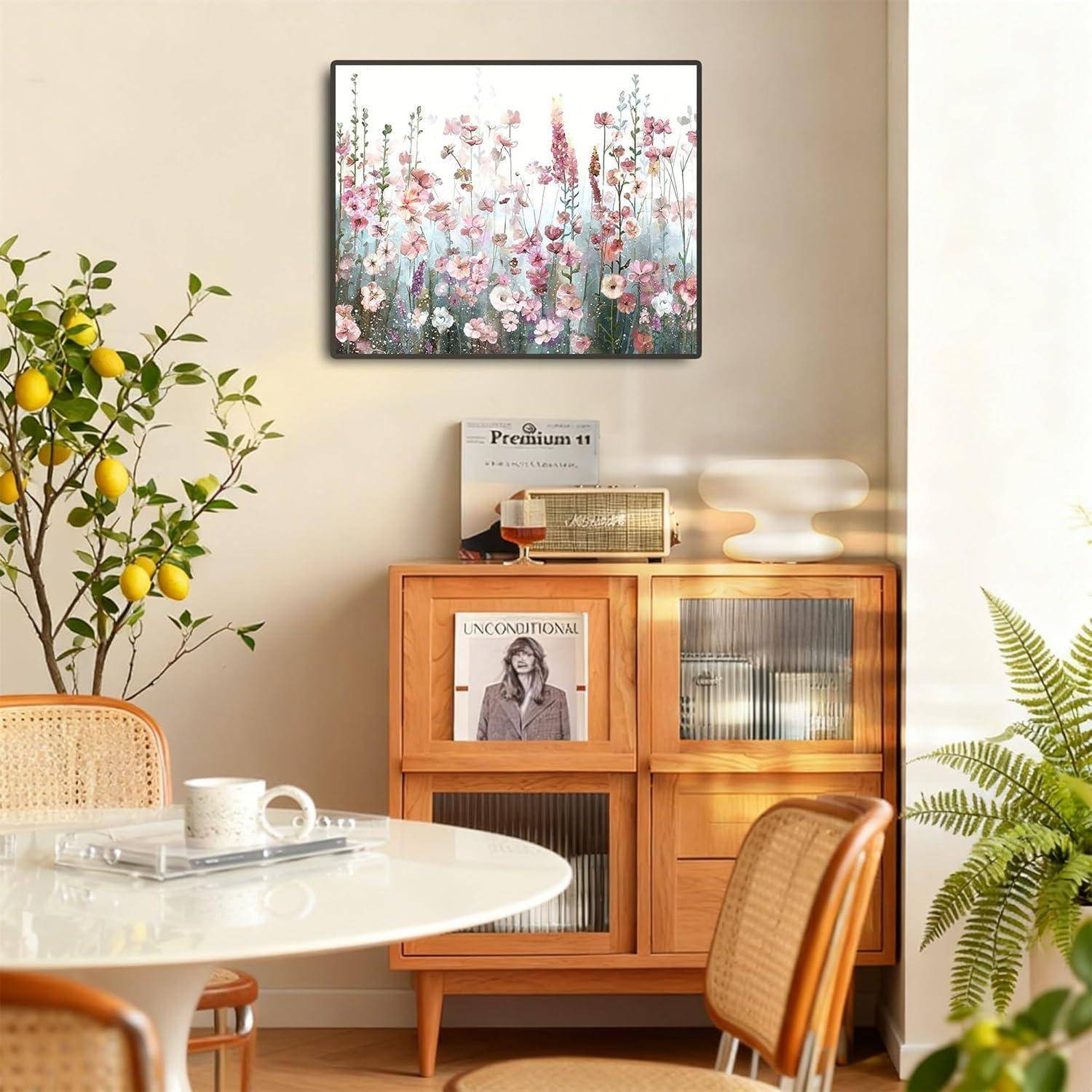 Sonnige Essecke mit einem weißen runden Tisch, Rattanstühlen, hölzernem Schrank, Zitronenbaum, Farn und Blumenwandkunst.