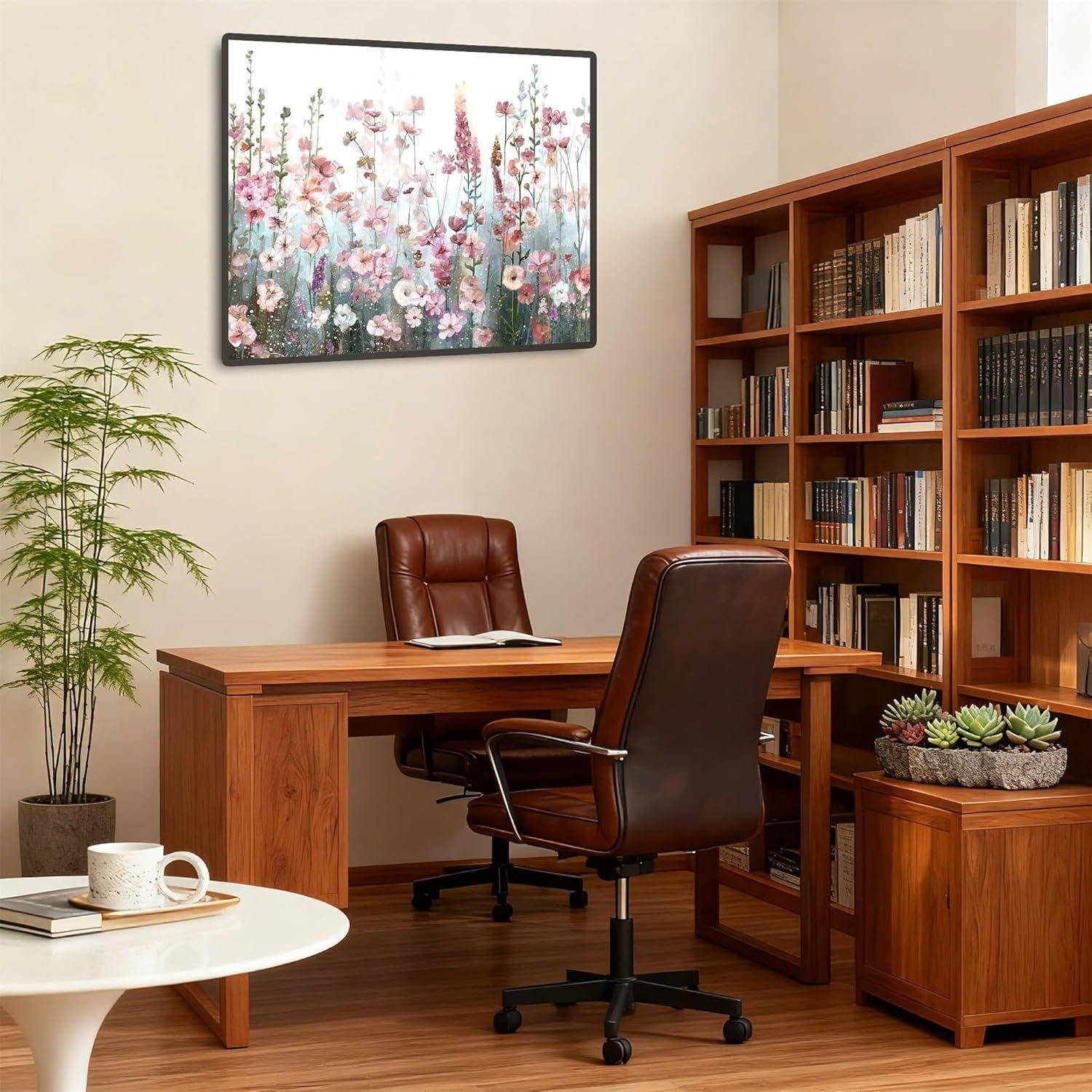 Modernes Homeoffice mit zwei Lederstühlen, Holzschreibtisch und Bücherregalen, plus einem Blumenwandgemälde und Topfpflanzen.
