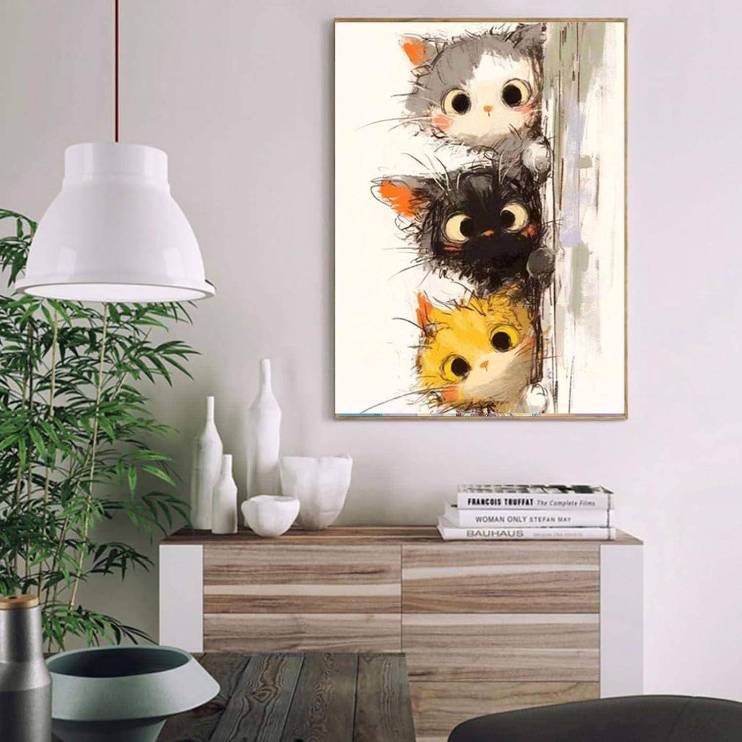 Gerahmte Katzenillustration, die drei bunte Kätzchen zeigt, die von der rechten Kante hervorlugen, ausgestellt über einem Holz-Sideboard in einem modernen Zimmer.