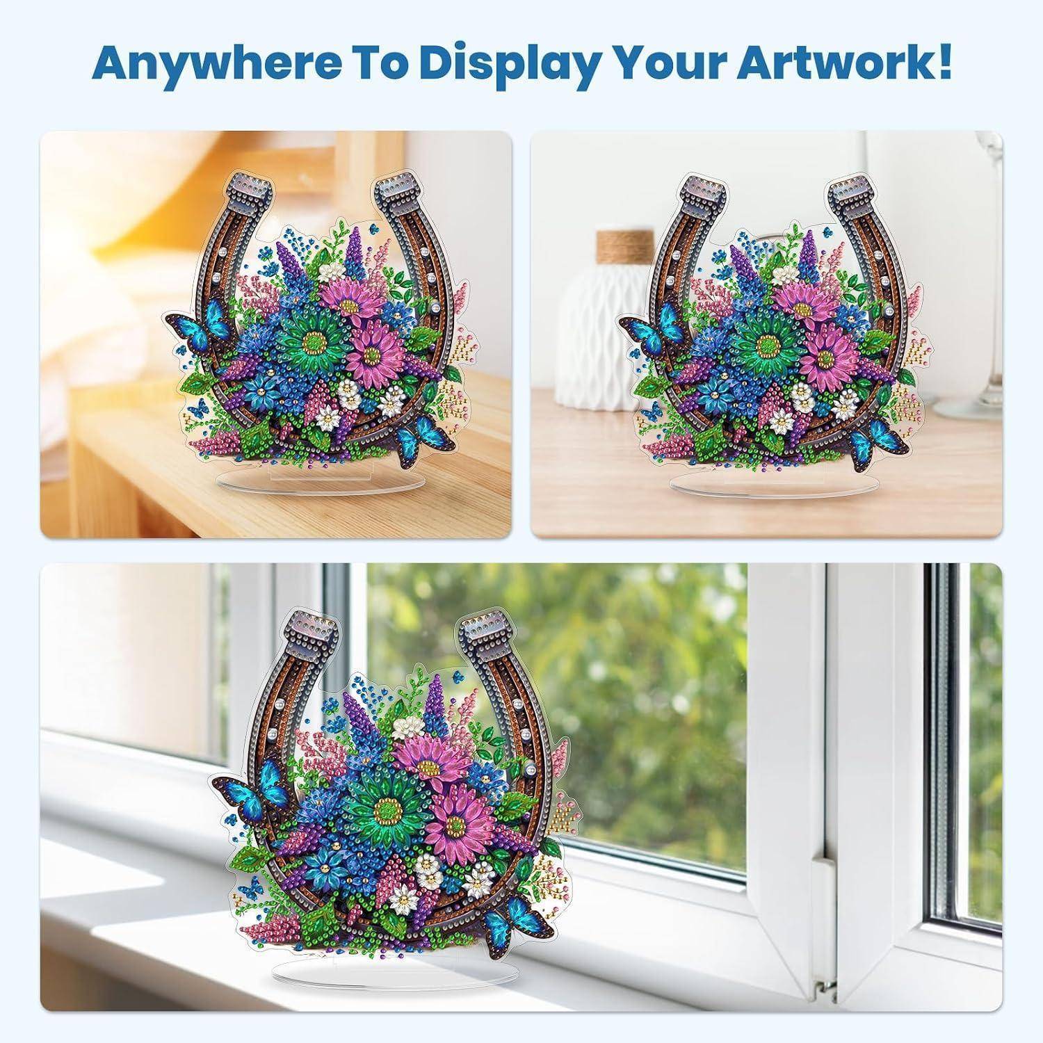 Farbenfrohe, hufeisenartig geformte Blumen-Kunstwerke aus Strass, die auf einem durchsichtigen Ständer in verschiedenen Innenräumen präsentiert werden, einschließlich einer Fensterbank.