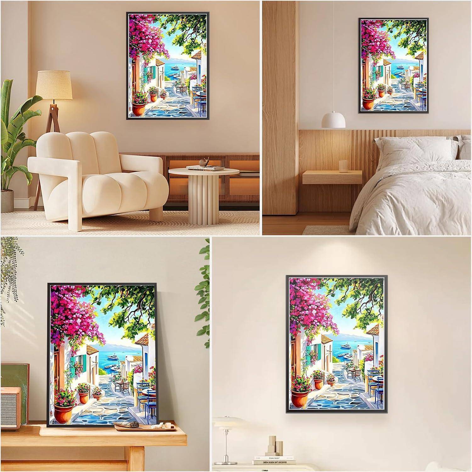 Vier Innen-Raumvisualisierungen zeigen das gleiche gerahmte bunte Gemälde einer Strandstraße, das über einem Stuhl, Bett, Regal und Tisch angebracht ist.