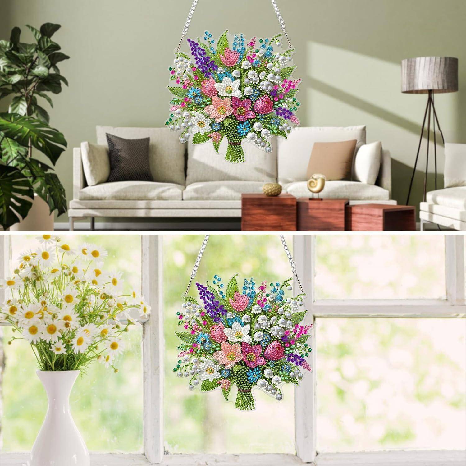 Farbenfrohe Wandkunst mit Perlenblüten, die in einem hellen Wohnzimmer hängt, auch in der Nähe eines Fensters mit einer Vase voller Blumen zu sehen.