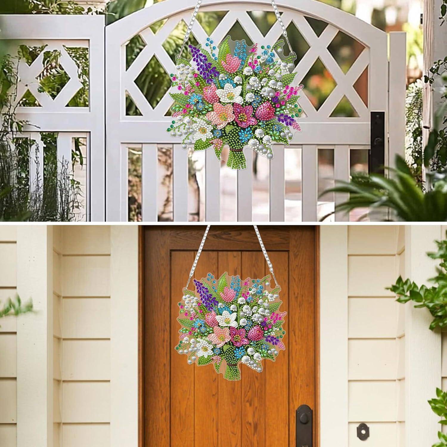 Ein farbenfrohe Blumenarrangement hängt auf einem weißen Tor im oberen Bild und auf einer Haustür im unteren Bild, was dekorative Außeneingangsdekoration zeigt.