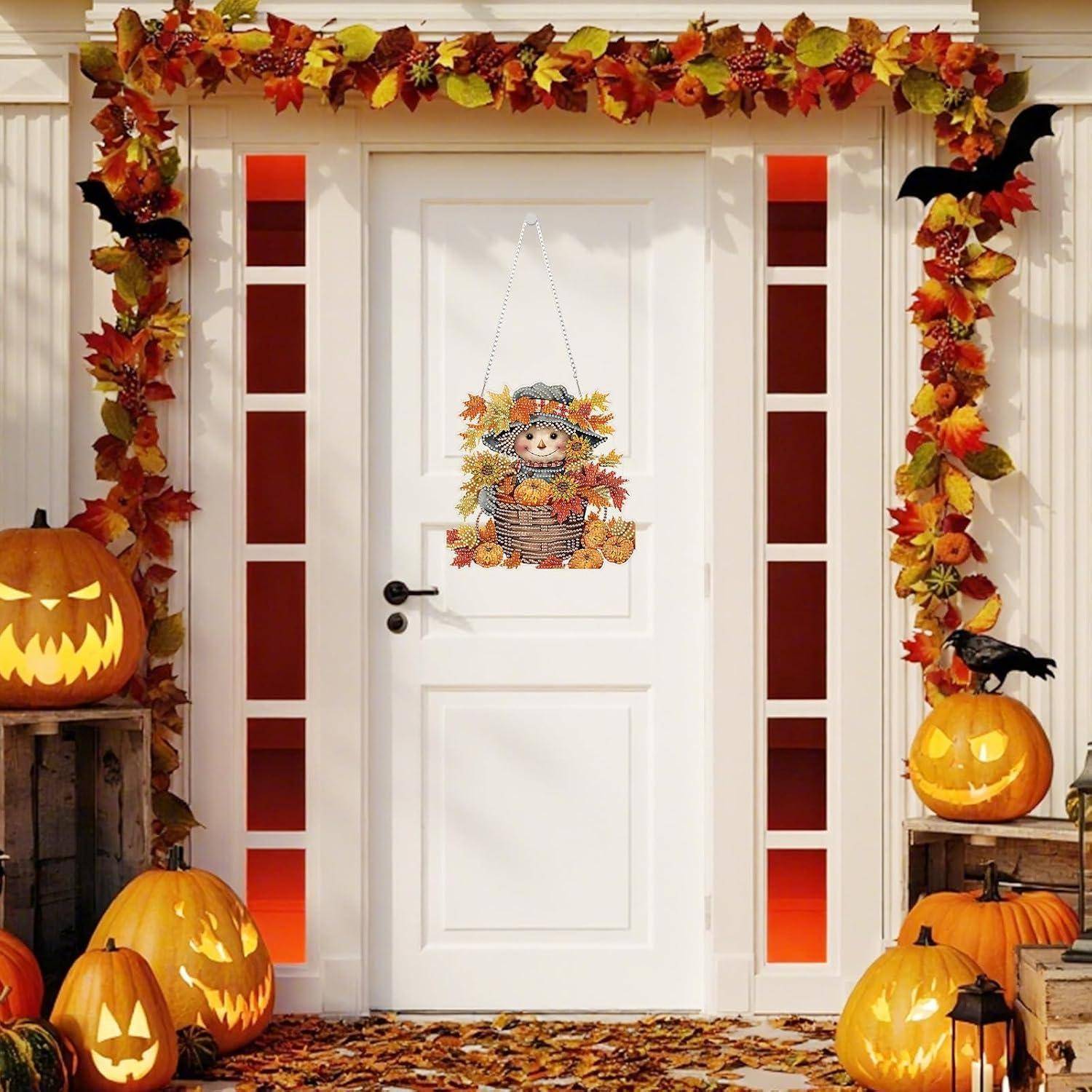 Herbst-Halloween-Veranda vorne mit einer weißen Tür, Blattgirlande, Kürbislaternen und einem Vogelscheuchen-Kranz, der an der Tür hängt.