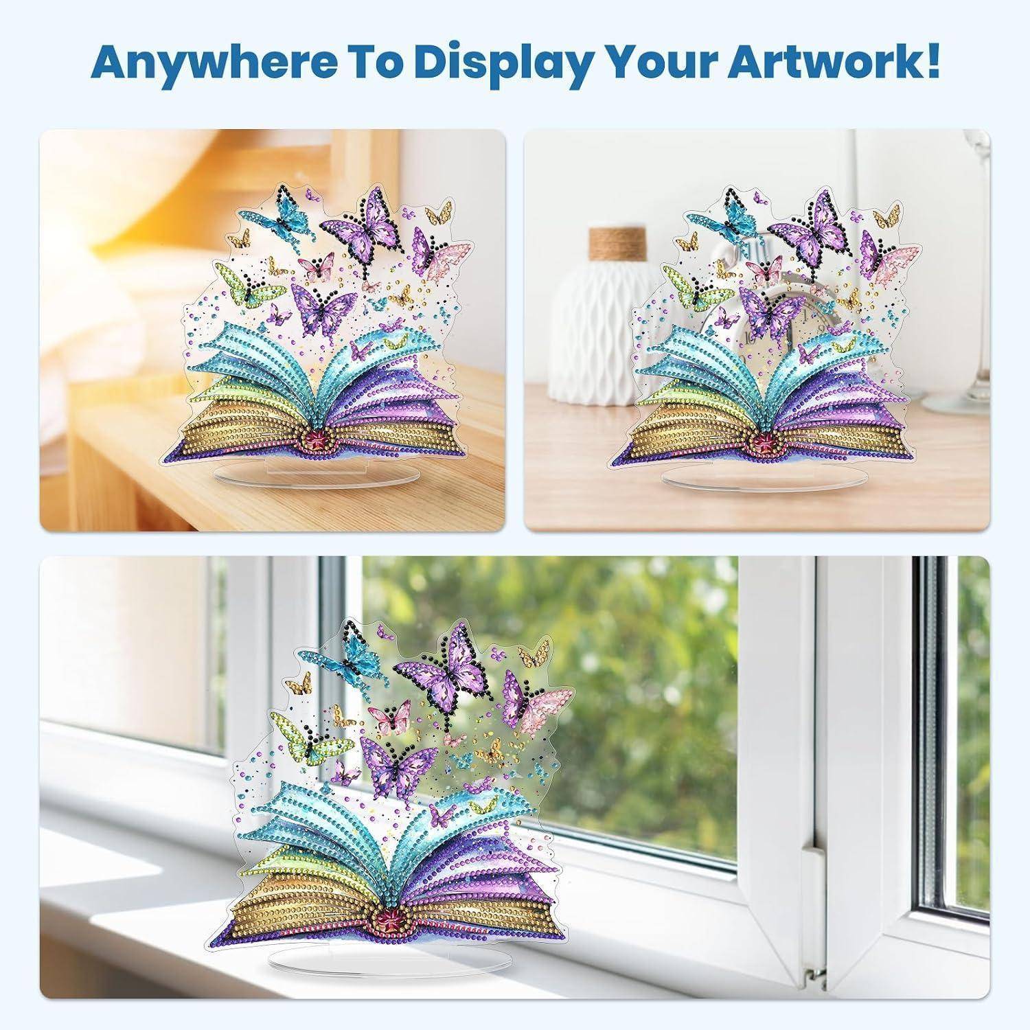 Kristallkunst mit dekorativen Schmetterlingen und Buch auf einem Ständer, dargestellt auf einem Tisch und einer Fensterbank mit der Überschrift „Überall wo Sie Ihre Kunstwerke ausstellen können!