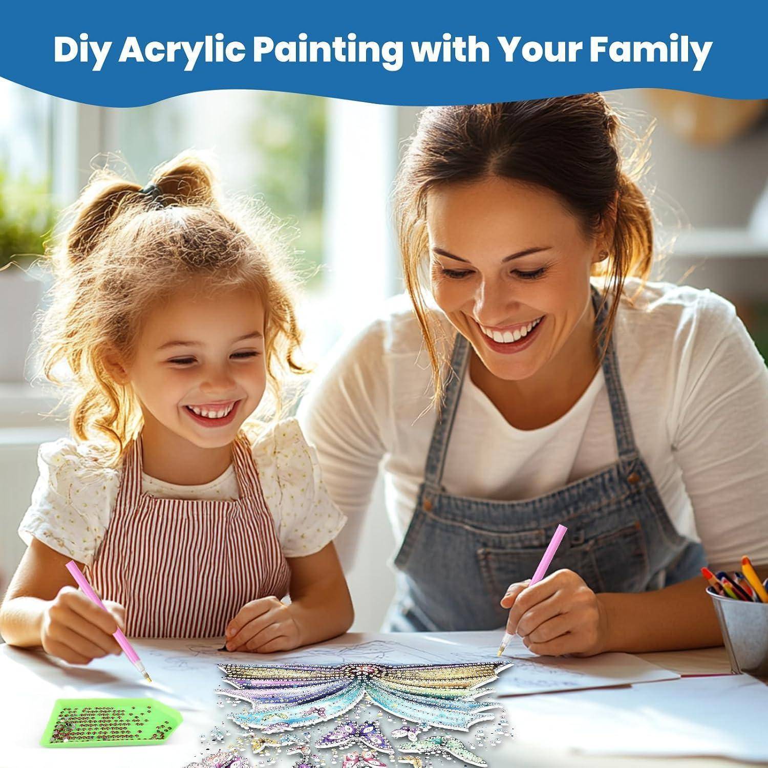 Mutter und kleine Tochter lächeln, während sie zusammen an einem Tisch ein buntes Acrylhandwerk malen, unter dem Titel „DIY-Acrylmalerei mit Ihrer Familie