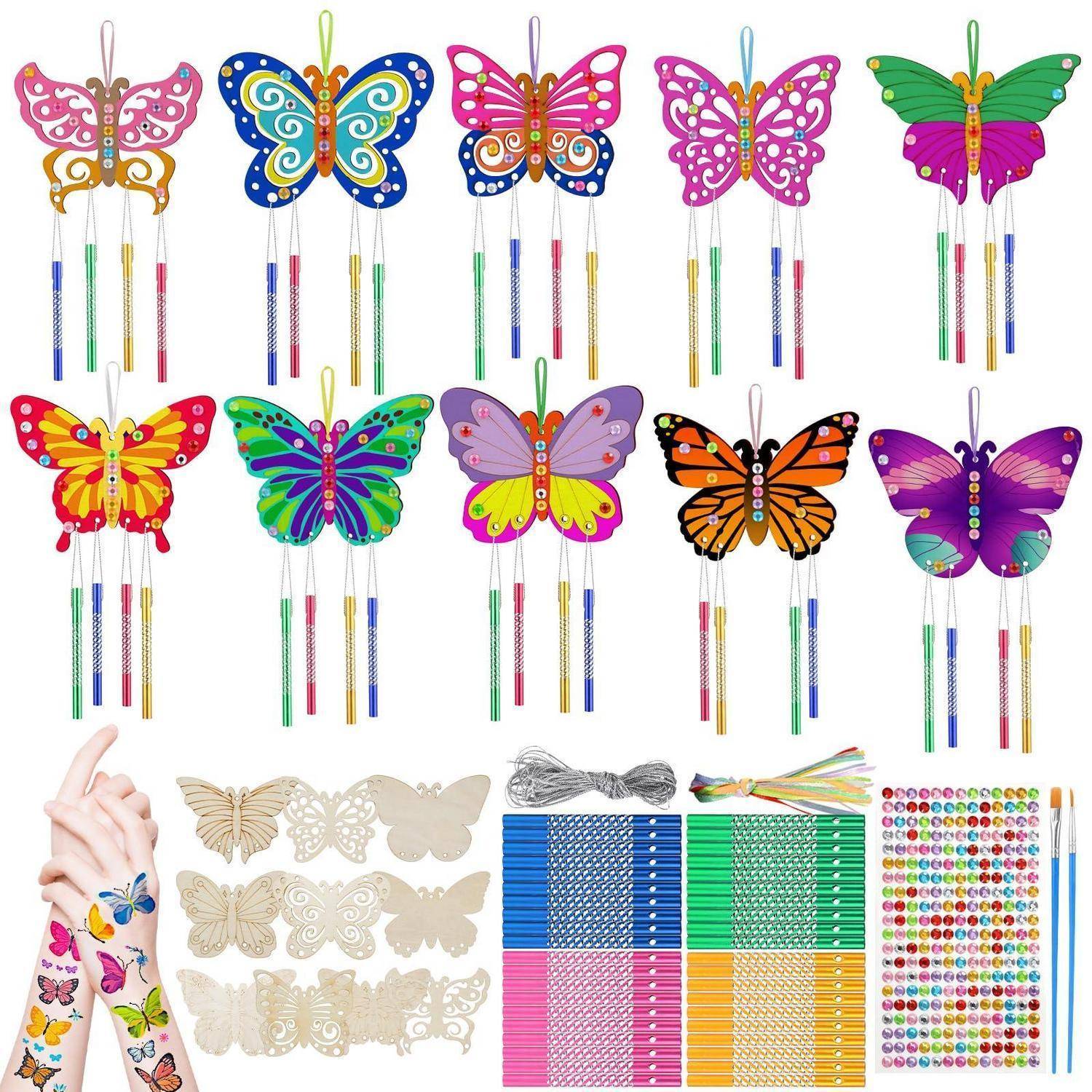Bunte Schmetterlingsbastelset mit bemalten Schmetterlingsausschnitten, Perlenfolien, Schnüren und Kinderhänden, die Schmetterlingstattoos zeigen.