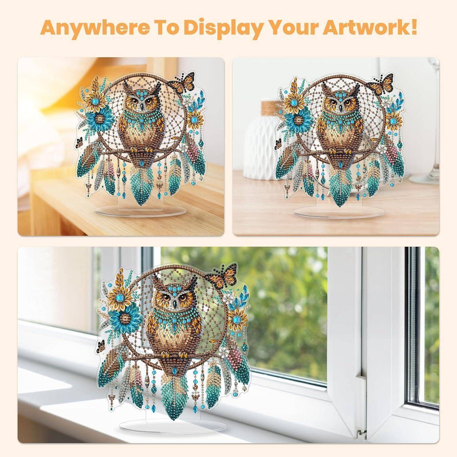 Dekoratives Eule-und-Blumen-Traumfänger-Design aus Acryl, dargestellt in drei Einstellungen auf einer Tischplatte und Fensterbank, mit dem Text „Überall um Ihre Kunstwerke zu zeigen!