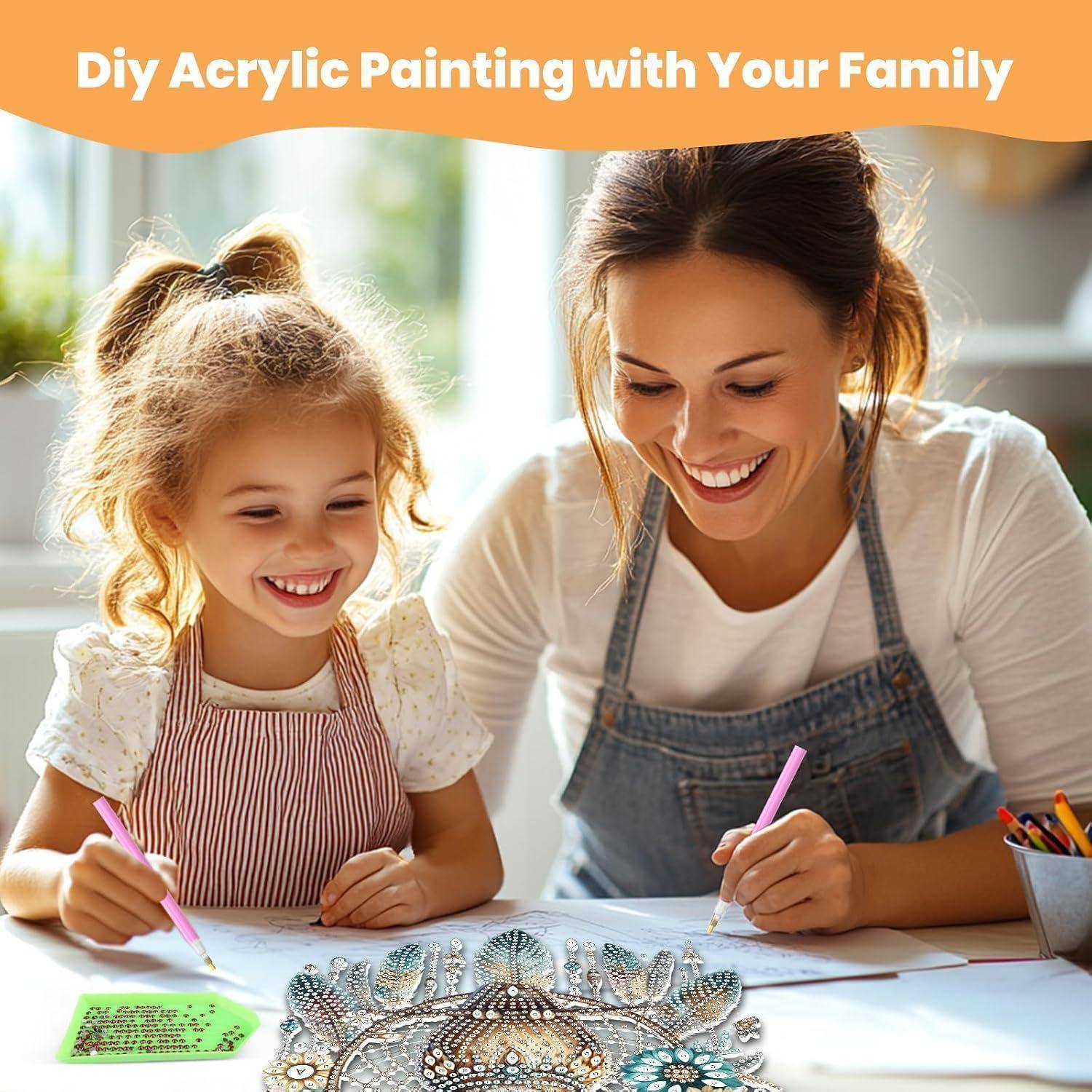 Mutter und kleine Tochter lächeln, während sie gemeinsam an einem Tisch malen; das Banner liest sich „DIY-Acrylmalerei mit Ihrer Familie