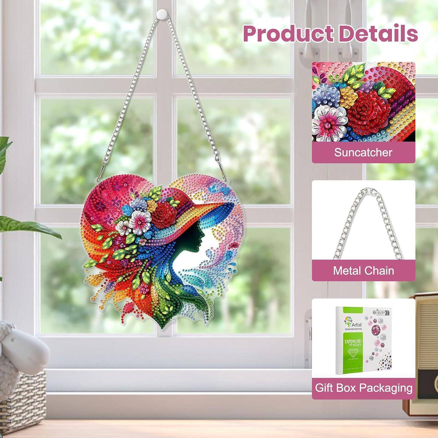 Bunter herzförmiger Fensterdekoration zum Aufhängen mit Metallkette und Geschenkkartonverpackung, dargestellt in den Produktdetails.