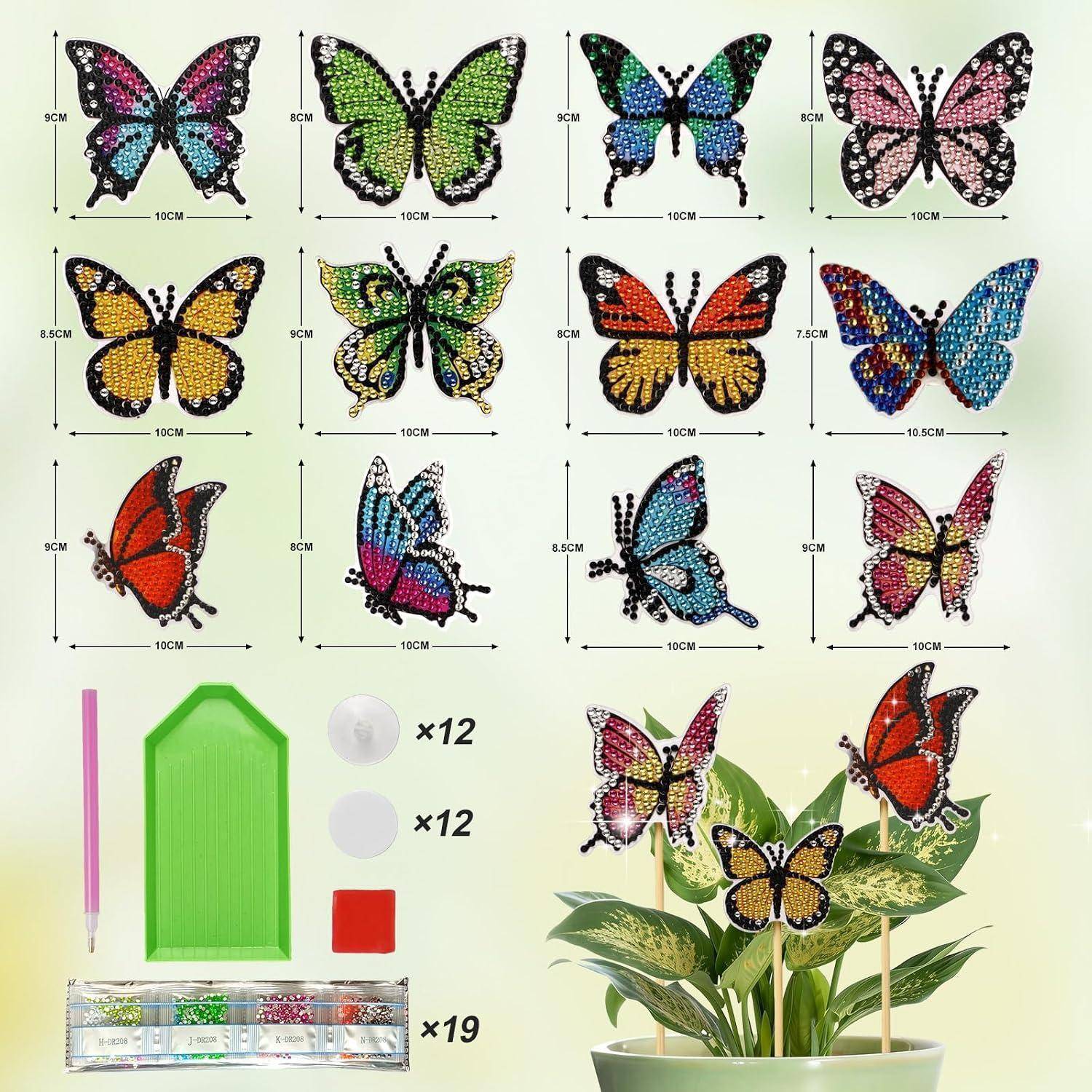 Collage von Perlen-Schmetterlingsdekorationen in mehreren Farben und Größen mit Maßangaben, plus Stift, grünes Tablett, Klebepunkte und eine Pflanzenanordnung, die ihre Verwendung als Ornamente zeigt.