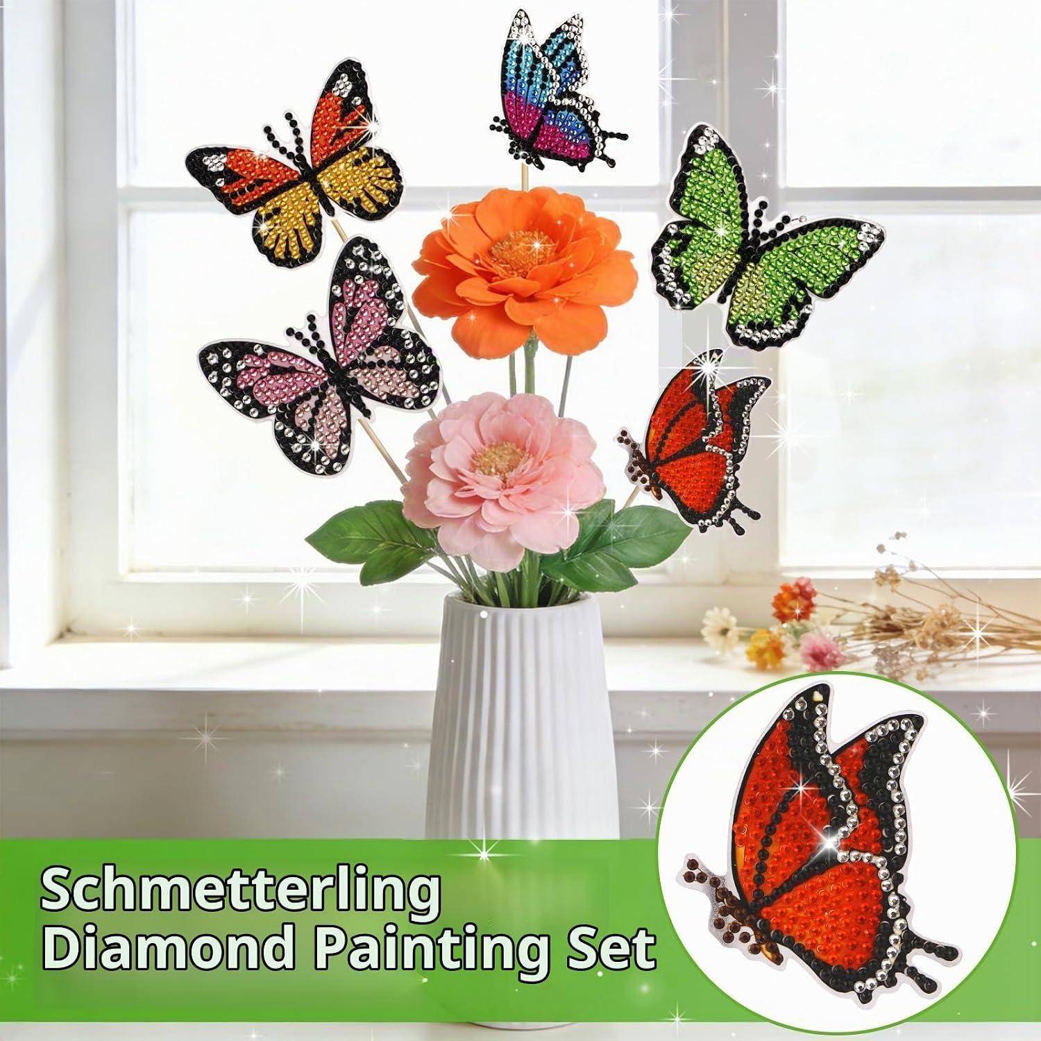 Butterfly Diamond Painting Set, das mit farbenfrohen Schmetterlingsdesigns rund um künstliche Blumen in einer weißen Vase angezeigt wird, beschriftet mit „Schmetterling Diamond Painting Set".