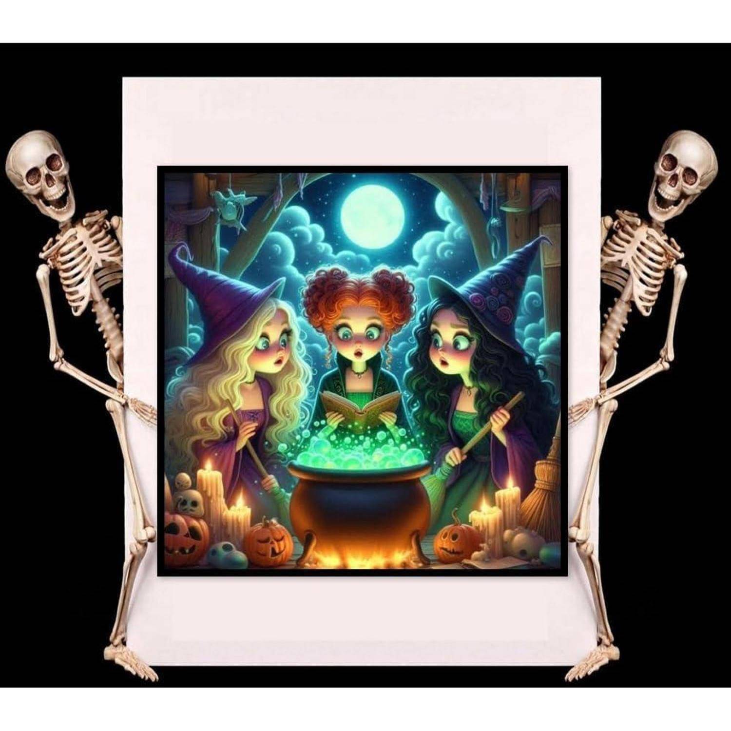 Halloween-Illustration von drei Hexen, die einen leuchtenden Trank in einem Kessel brauen, umrahmt von zwei Skeletten und geschnitzten Kürbissen unter einem Vollmond.