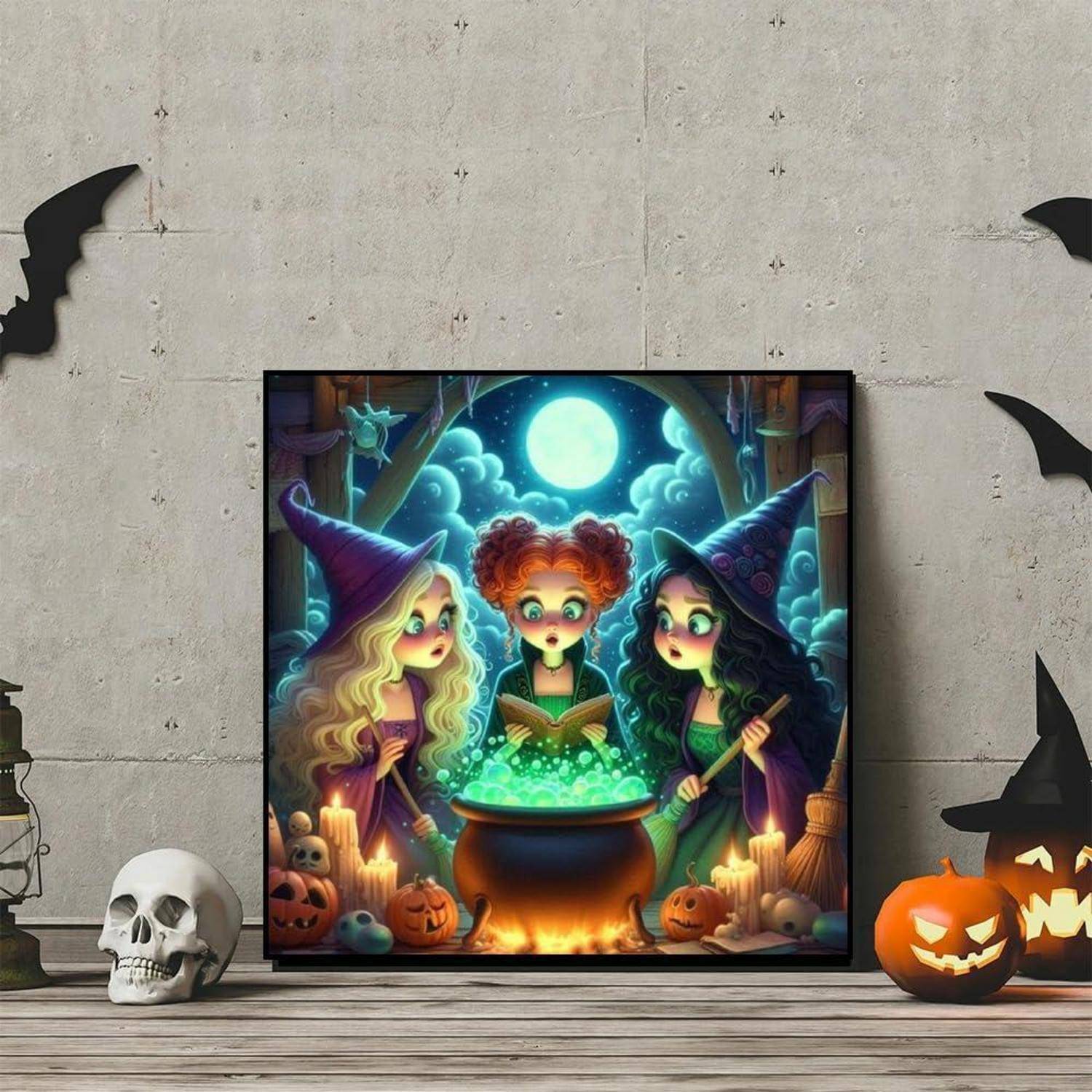 Halloweenthematische gerahmte Illustration von drei jungen Hexen, die unter dem Vollmond einen leuchtenden Trank brauen, umgeben von Kürbissen, Kerzen, Schädel und Fledermäusen.