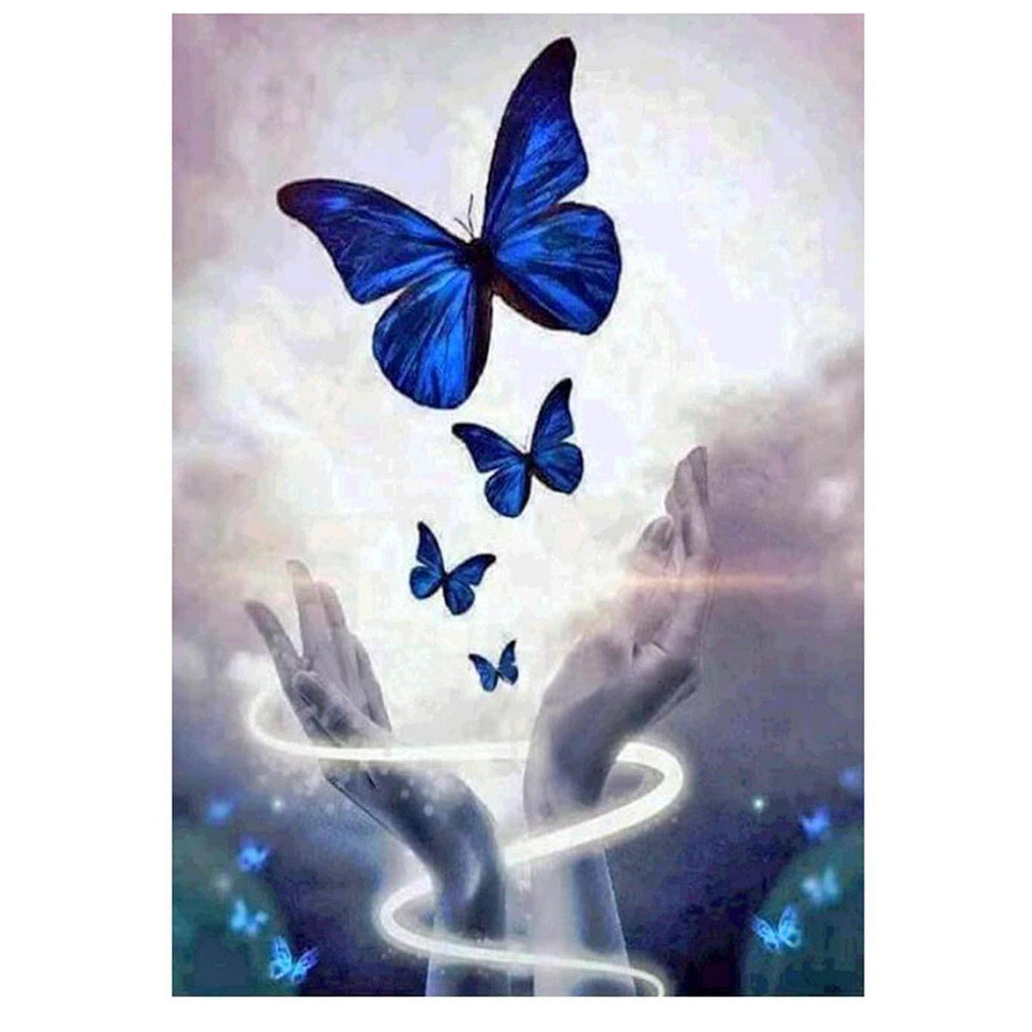 Zwei erhobene Hände setzen leuchtend blaue Schmetterlinge gegen einen nebligen Hintergrund frei, wobei sich ein spiralförmiges Licht um die Handgelenke wickelt.