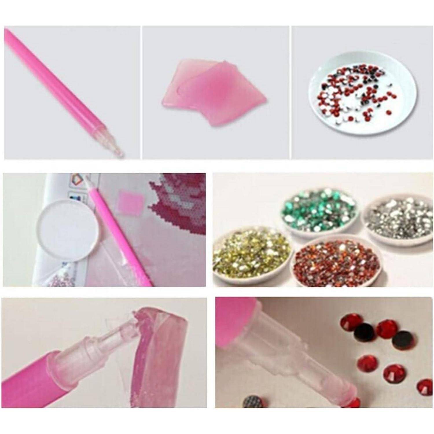 Collage eines rosa Diamantmalstifts, Wachskissens, Tablett und farbiger Strass-Steine zum Aufnehmen und Platzieren von Perlen auf einer Leinwand.
