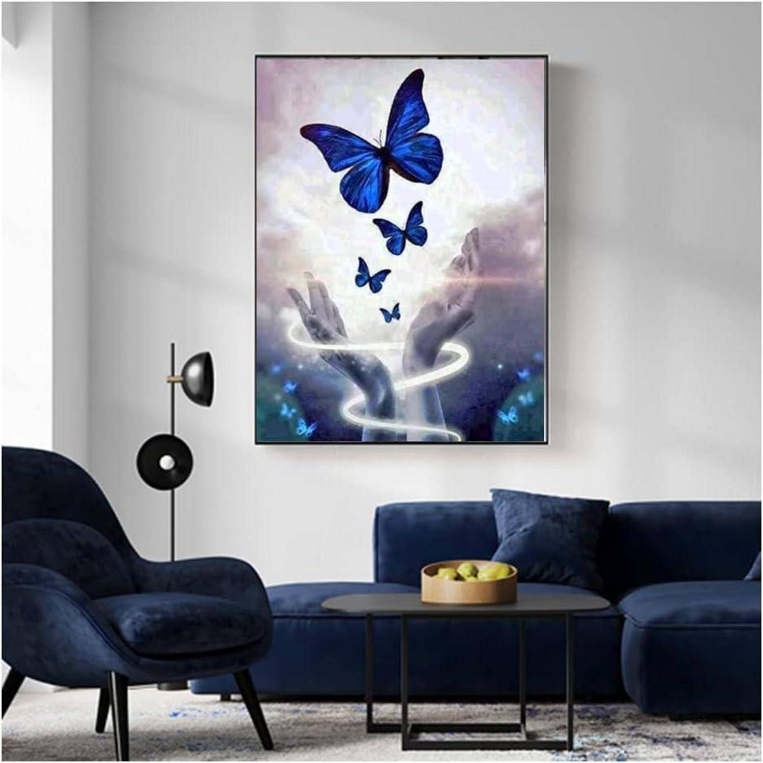 Blaue Schmetterlingskunst an der Wand über einem dunkelblauen Sofa in einem modernen Wohnzimmer, mit einer schwarzen Stehlampe, einem Beistellstuhl und einem Couchtisch.