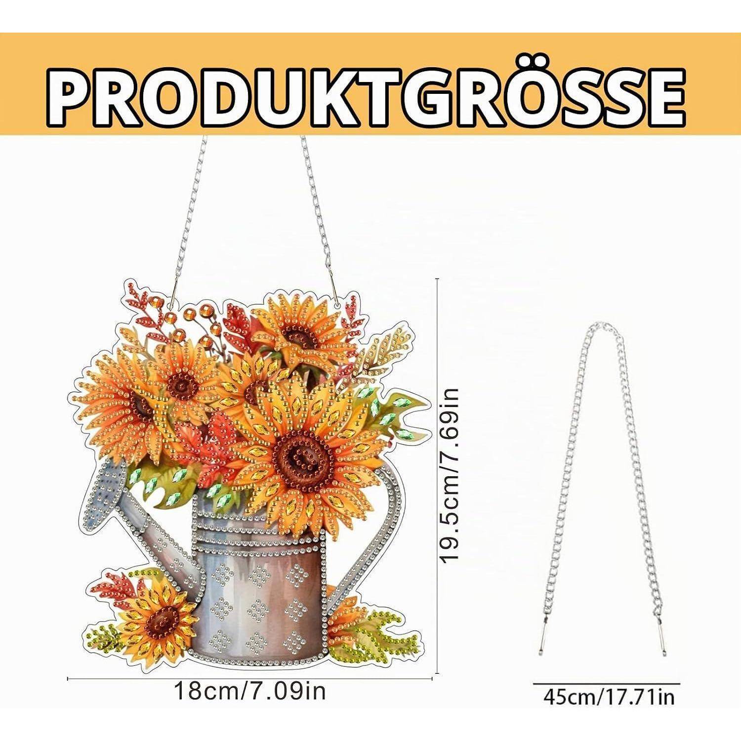 Abbildung zeigt die Produktgröße einer Blumenarrangement in einer Gießkanne: 18 cm breit, 19,5 cm hoch, mit einem 45 cm langen Kettenriemen.