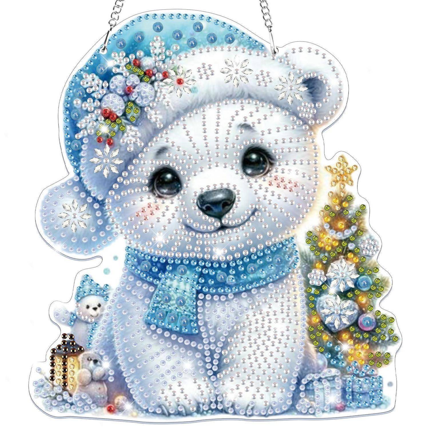 Ein niedlicher weißer Eisbär-Ornament mit blauem Schal, Weihnachtsbaum und Geschenken, verziert mit funkelnden Perlen und an einer Kette hängend.