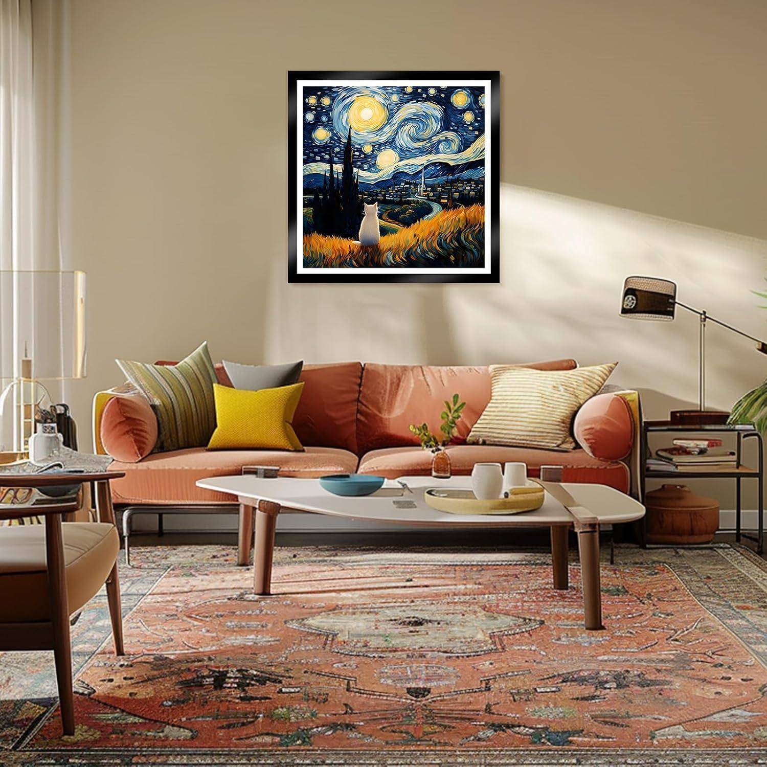 Wohnzimmer mit pfirsichfarbenem Sofa, Couchtisch, gemustertem Teppich und Wandkunst inspiriert von Van Goghs „Sternennacht