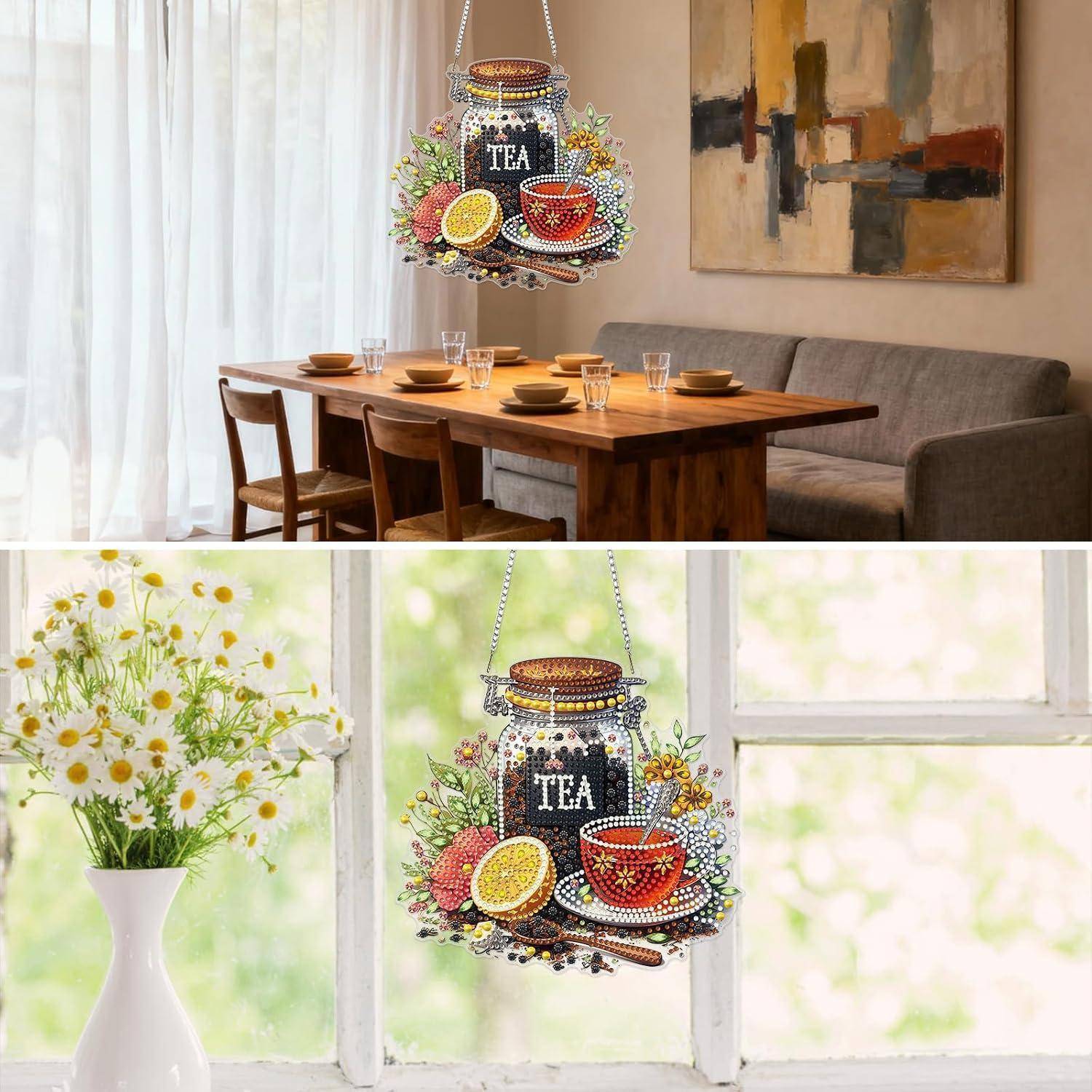 Dekoratives Tee-Thema-Hängezierrat in einem Esszimmer und an einem Fenster, mit einer Teekanne, einer Teetasse, einer Zitrone und Blumen.