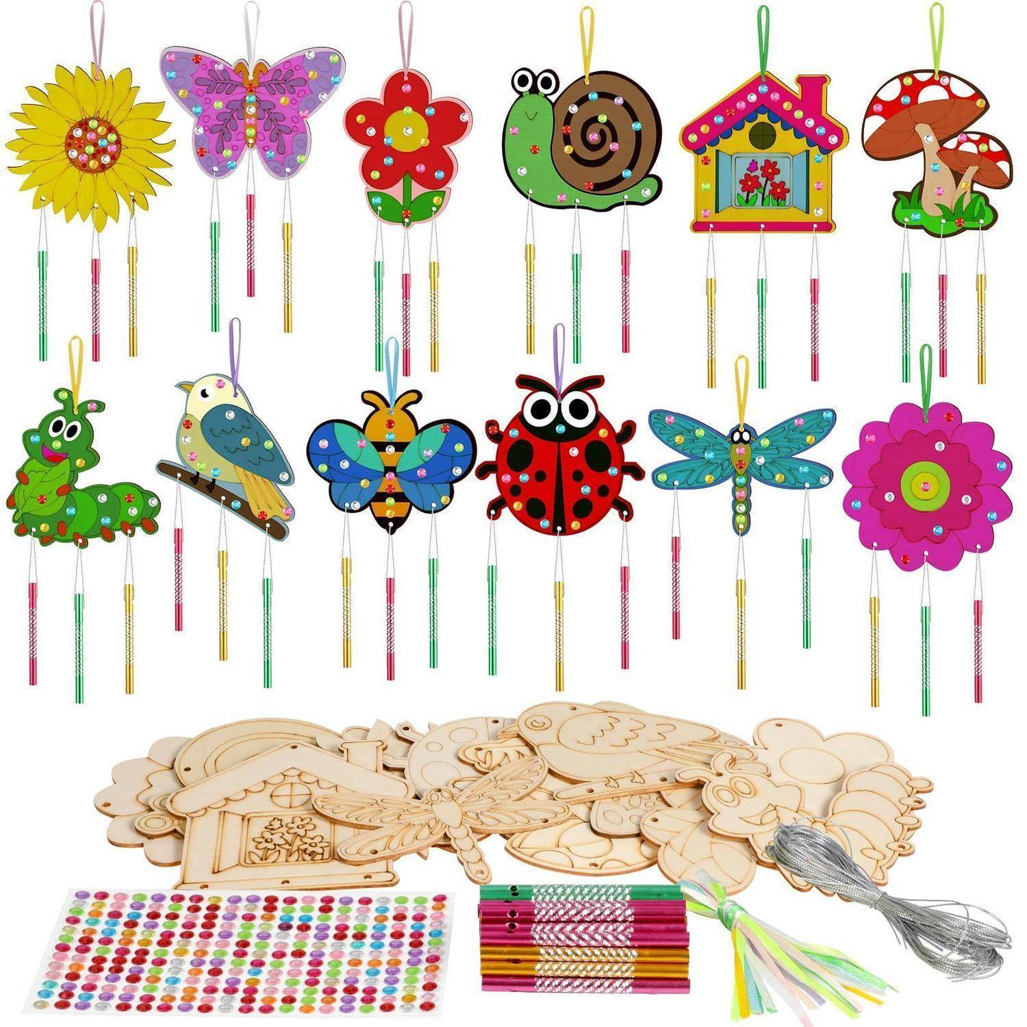 Bunte Handwerksverzierungen und DIY-Sets in verschiedenen Ausführungen: bemalte Holzinsekten, Blumen, Pilz- und Hausanhänger mit Aufhängesägen, sowie unbemalte Holzteile, Aufkleber, Stöcke und Quasten.
