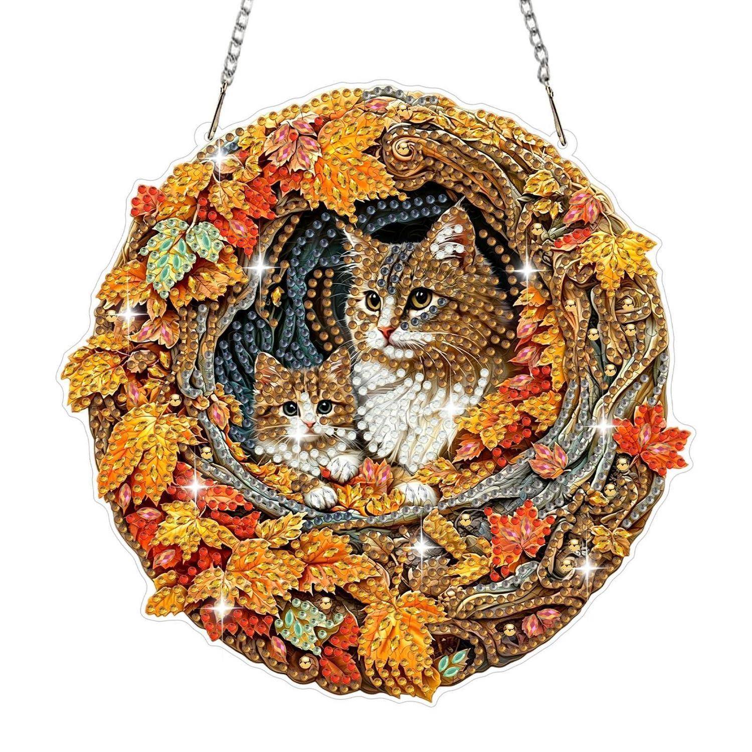 Dekoratives Hängeschild mit Katze und Kätchen in einem kreisförmigen Herbstlaubkranz, mit glitzernden Akzenten und einer Kette zum Aufhängen.