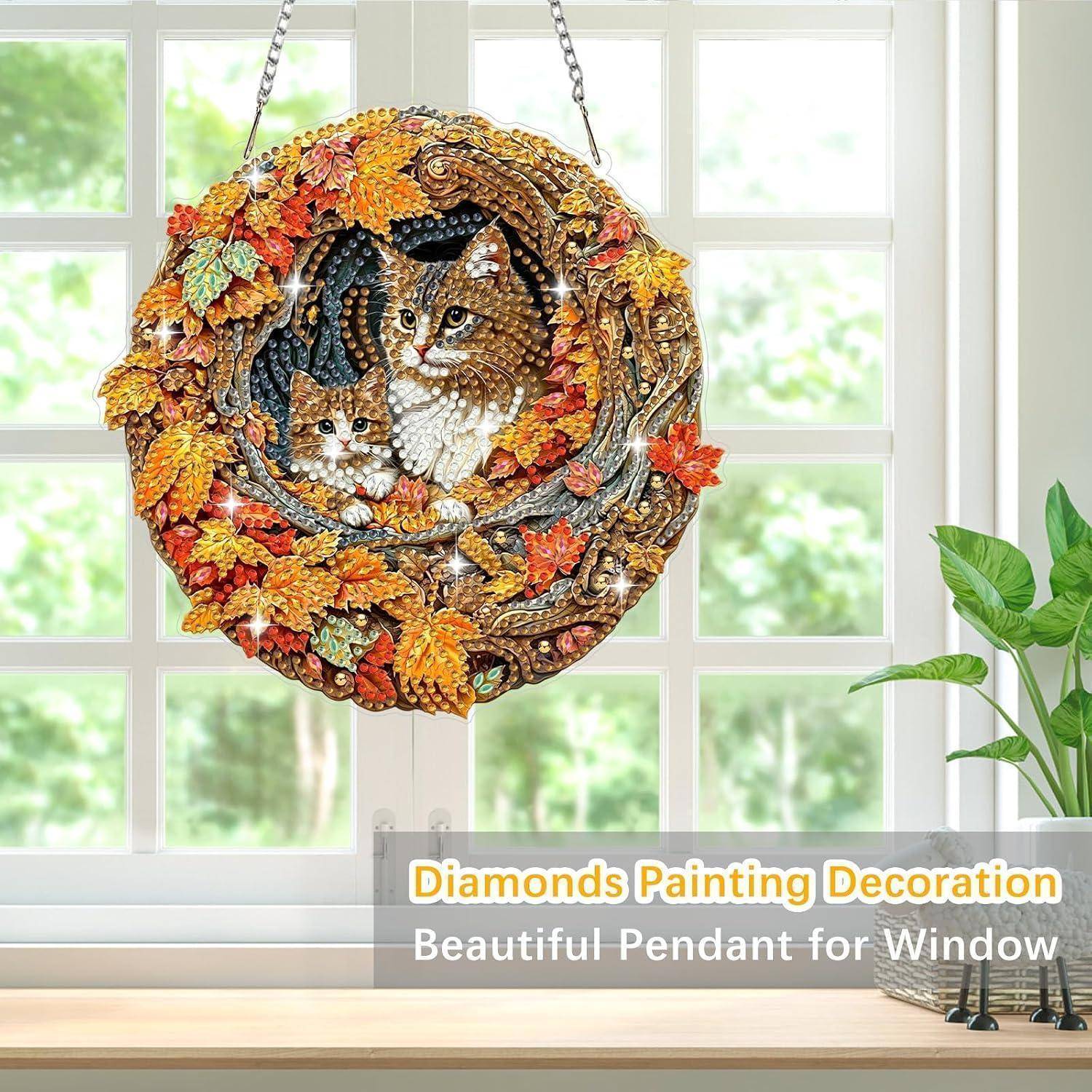 Rundes hängendes Katzen-Diamantmalerei-Dekorationselement mit Herbstblättern, präsentiert als Fensteranhänger in einem hell beleuchteten Zimmer.