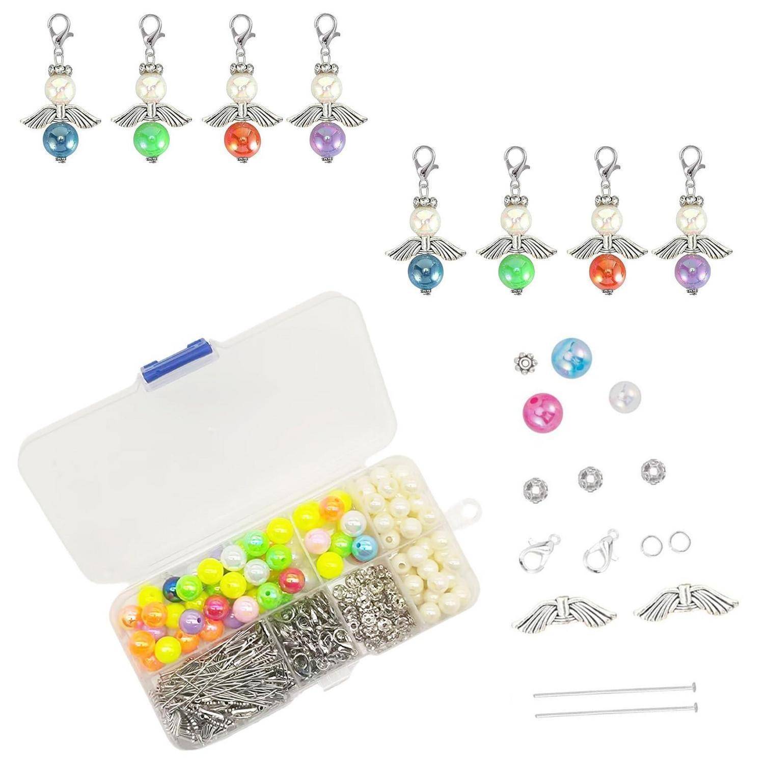 Bastelset mit Engelsflügel-Anhängern, farbenfrohen Perlen-Baumeln, Spaltringen, Stiften und einer durchsichtigen Aufbewahrungsbox, die Teile zum Herstellen von Schmuck oder Schlüsselanhängern zeigt.