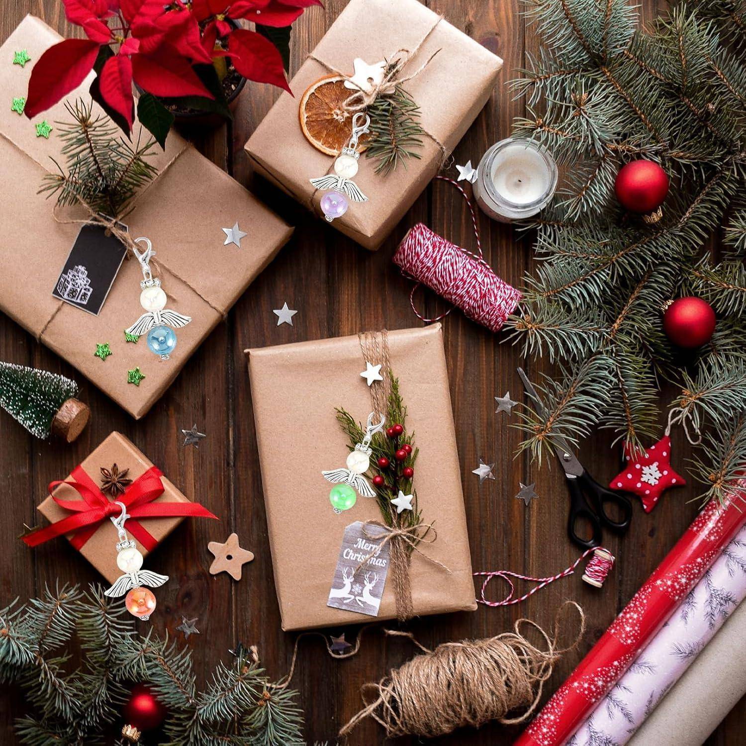 Weihnachtsgeschenkeverpackungsszene mit mehreren Geschenken aus braunem Papier, die mit Bändern und Ornamenten verziert sind, umgeben von Kiefernzweigen, Bindfaden, Schere und rotem Geschenkpapier.