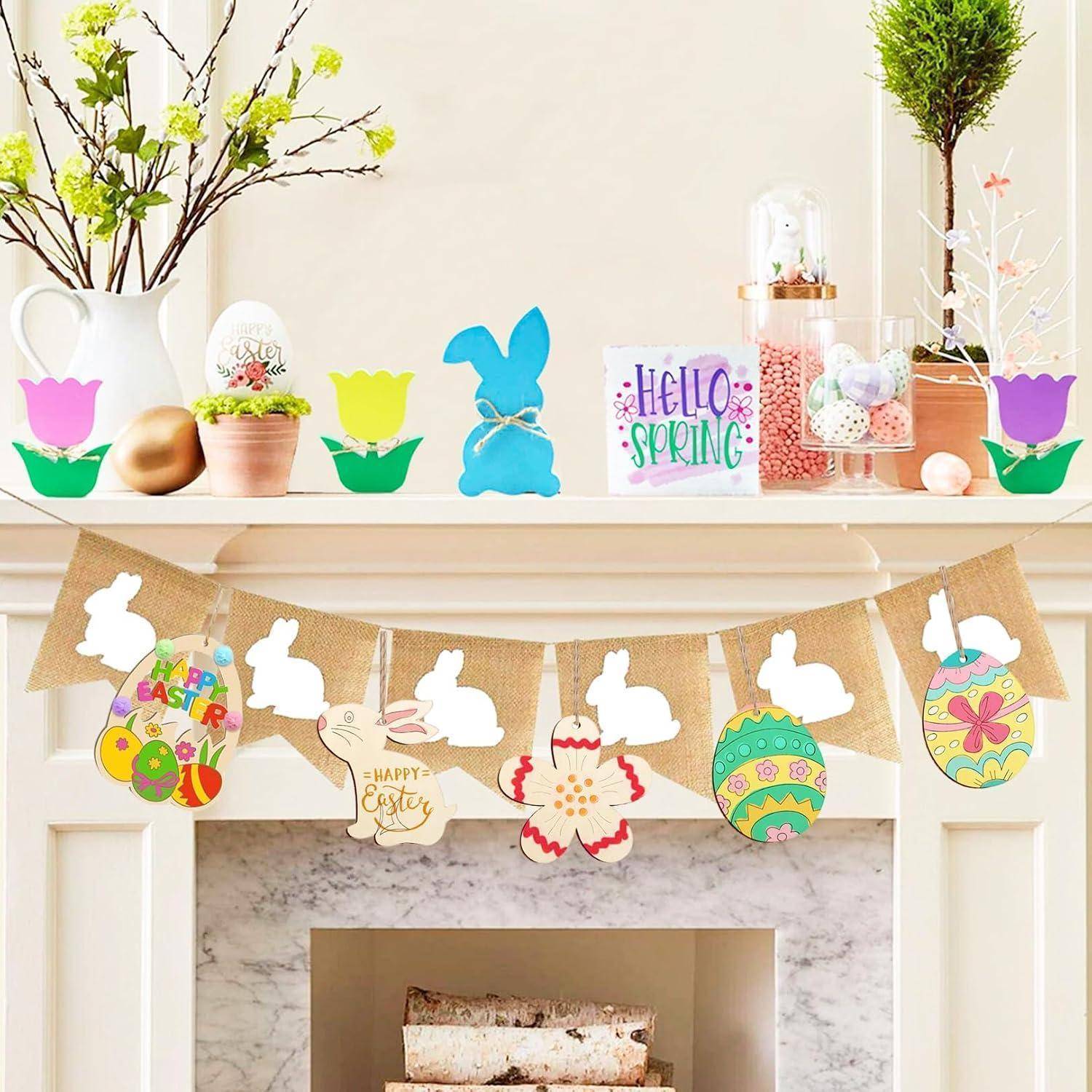 Frühlings-Osterdekor auf dem Kaminsims mit Hasen, verzierten Eiern und einem „HALLO FRÜHLING"-Schild auf einem Regal über einem Oster-Banner am Kamin.