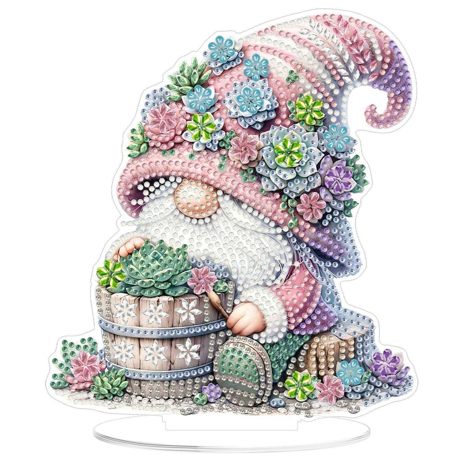 Dekorative Gnom-Illustration bedeckt mit bunten edelsteinähnlichen Blumen, die einen Eimer neben einem kleinen Kranz und Ständer hält.