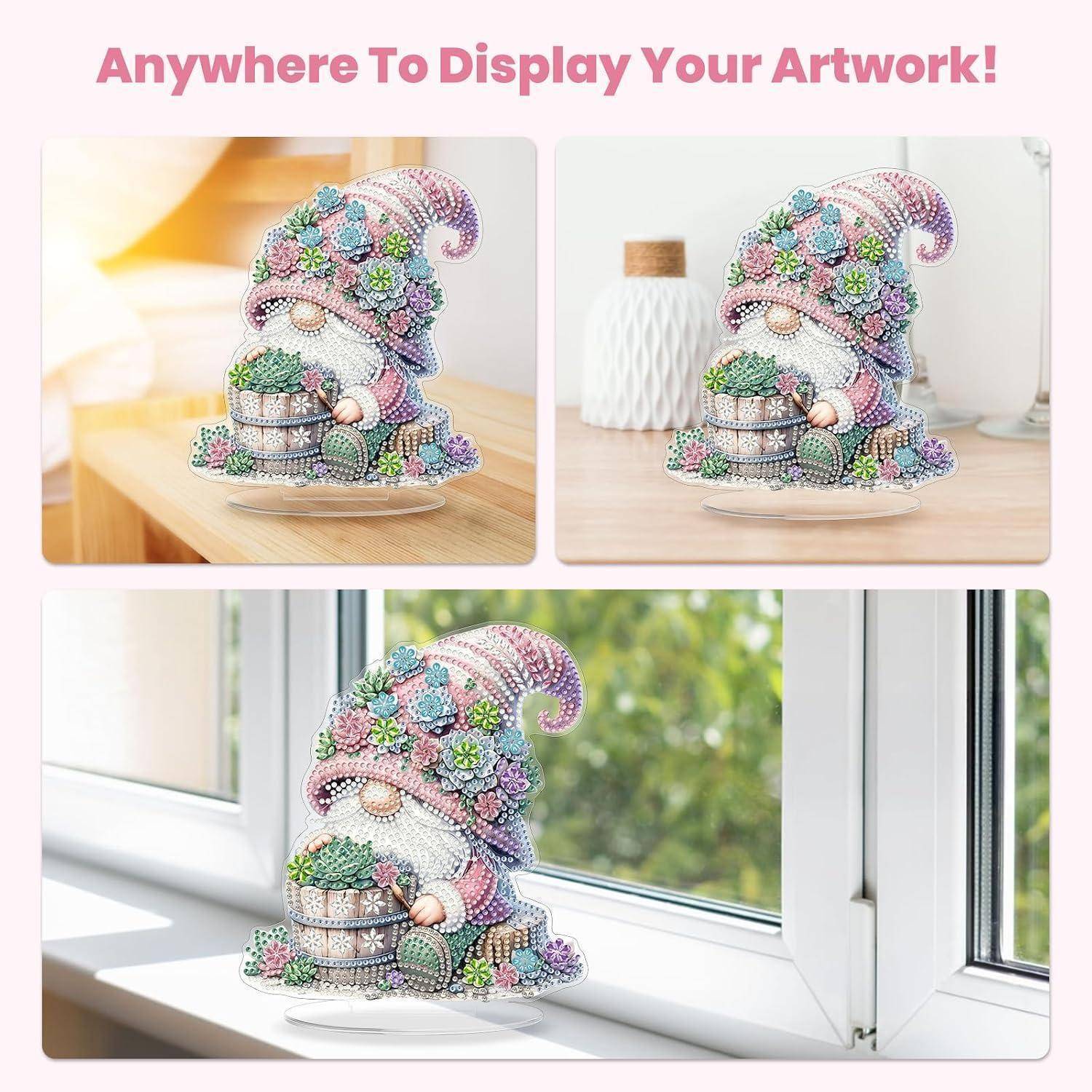 Werbecollagen-Zusammenstellung mit buntem Zwergenskulptur-Kunstwerk, das auf einer Tischplatte und bei einem Fenster ausgestellt ist, mit der Beschriftung 'Überall, um Ihre Kunstwerke auszustellen!
