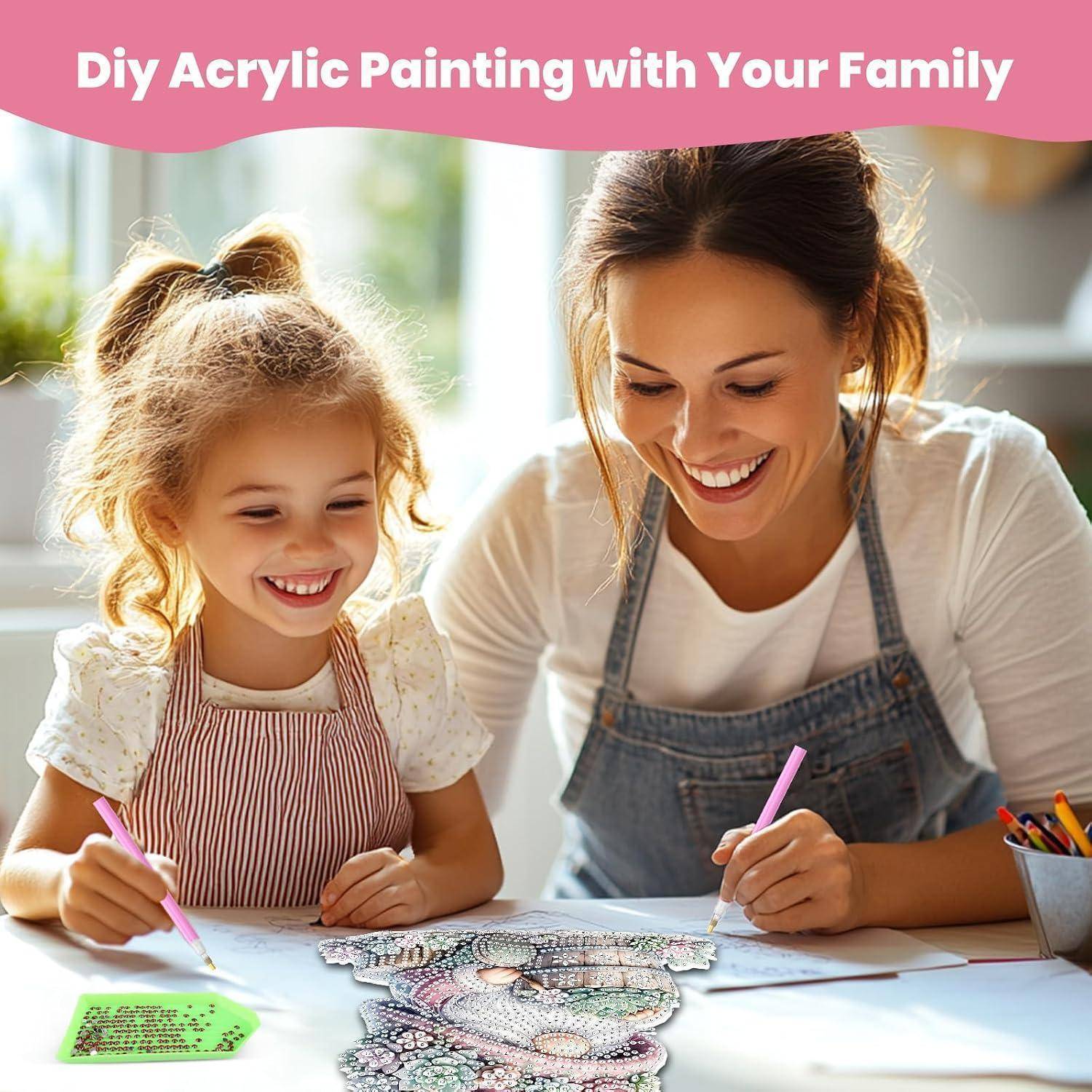 Mutter und kleine Tochter lächeln, während sie zusammen an einem Tisch malen; das Banner liest sich „DIY-Acrylmalerei mit Ihrer Familie