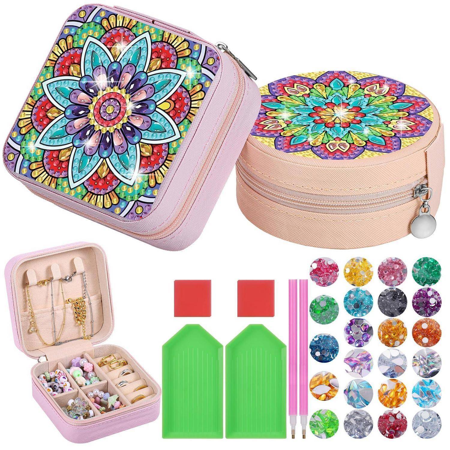 Rosa Schmuckkästchen mit Reißverschluss und farbenfrohen Mandala-Designs, abgebildet im offenen Zustand mit Fächern, sowie enthaltene Aufkleber, grüne Marker und rosa Werkzeuge.