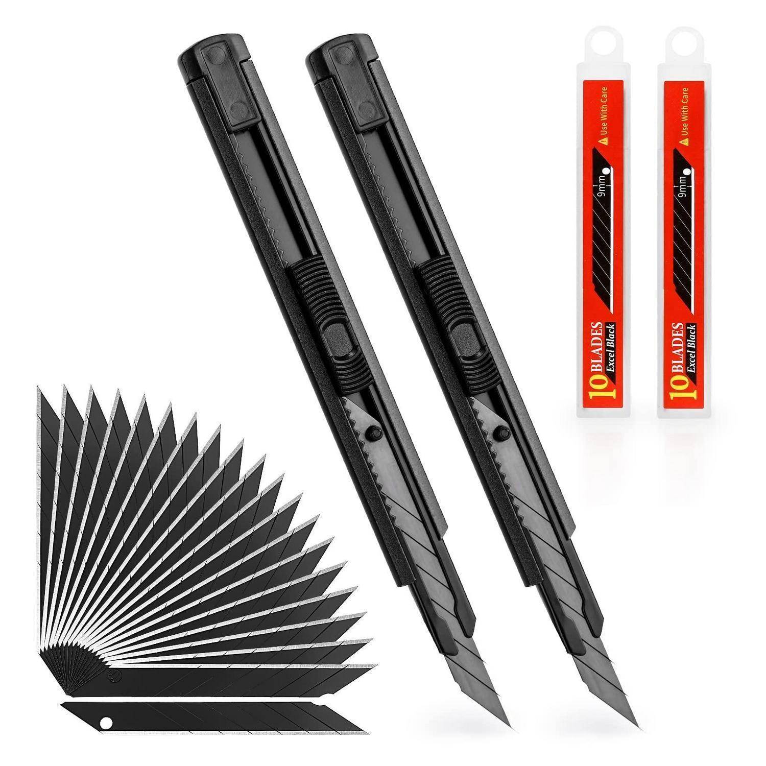 Zwei schwarze Universalmesser, ein Fächer mit Ersatz-Trapezkllingen und zwei Packungen mit der Aufschrift „10 Klingen