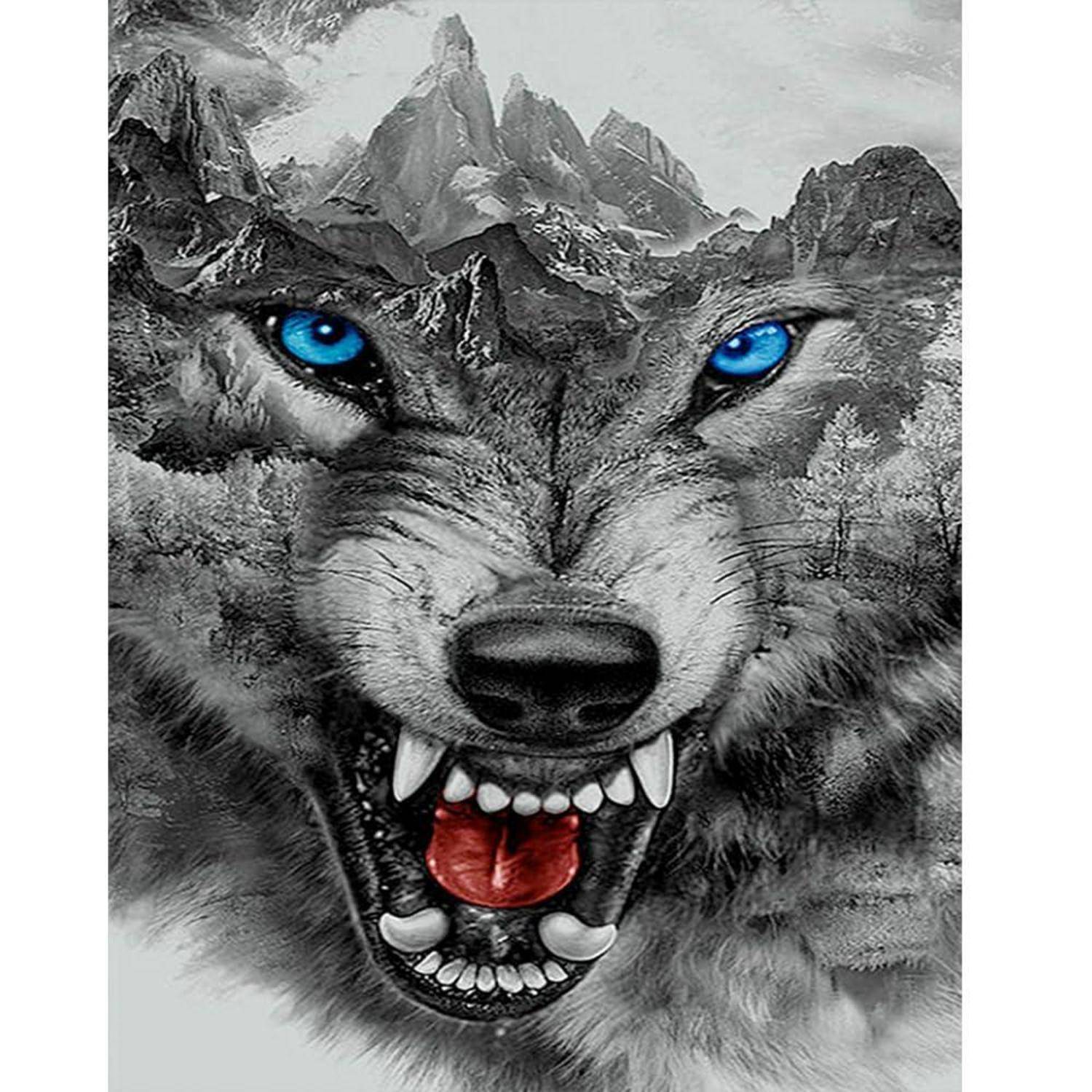 Wildes Wolfsgesicht, verschmolzen mit verschneiten Bergen, blaue Augen und entblößte Zähne in einer dramatischen Schwarzweiß-Illustration.