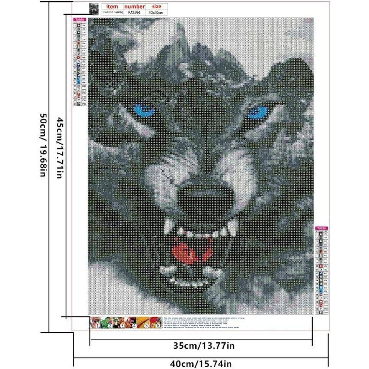 Diamantmalerei-Muster eines knurrenden Wolfsgesichts mit blauen Augen, dargestellt mit Größenmessungen: 35 cm breit und 45 cm hoch.