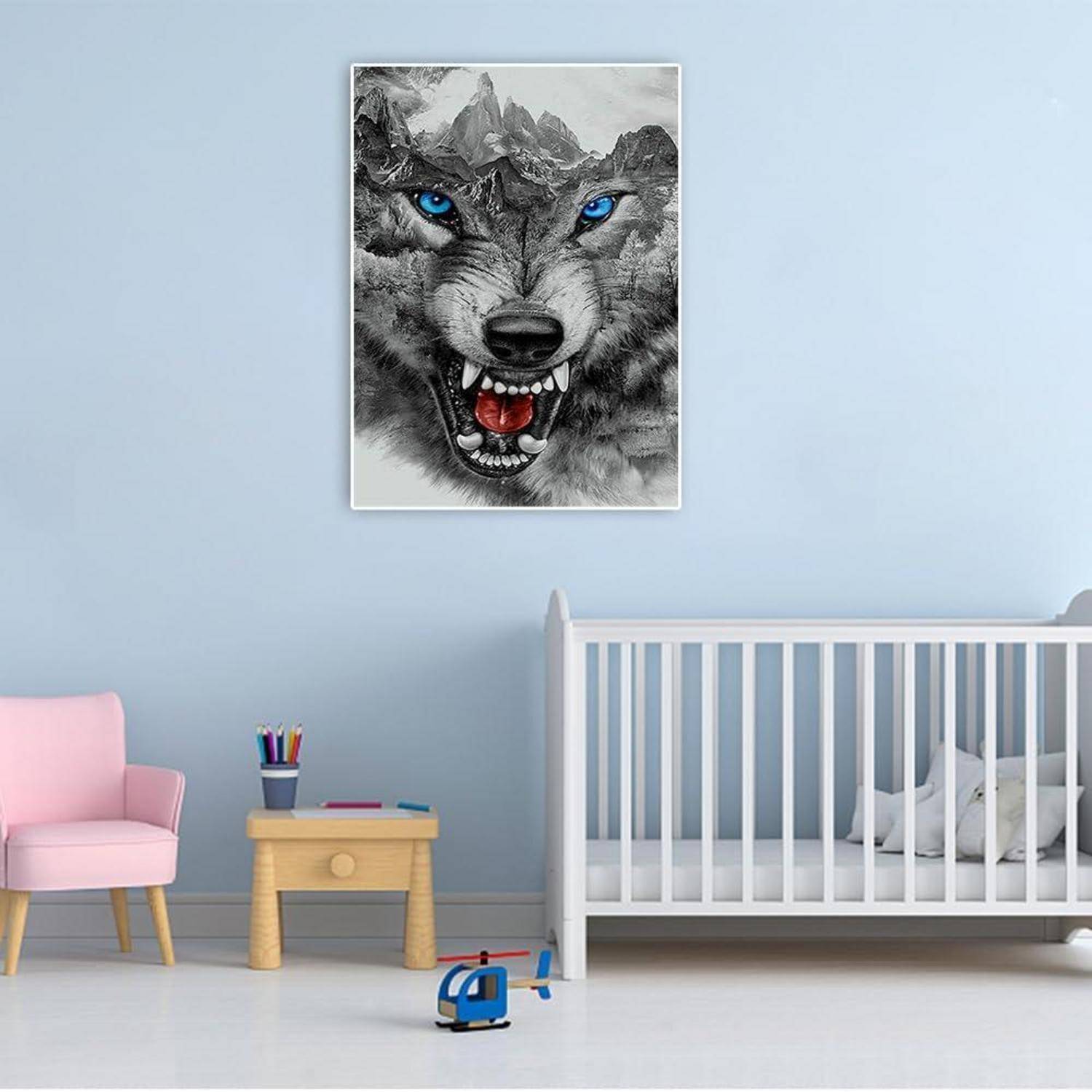 Ein knurrendes Wolfsgemälde mit leuchtend blauen Augen hängt über einem weißen Kinderbett in einem Kinderzimmer mit einem rosa Stuhl und einem kleinen Tisch.