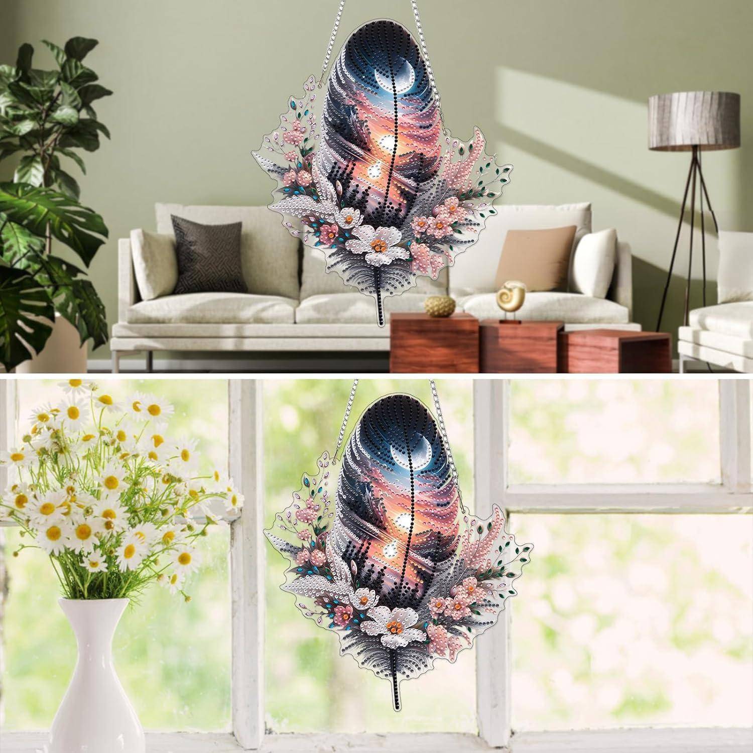 Federfömige hängende Wandkunst mit Blumenakzenten, gezeigt in einem Wohnzimmer und Fensterumgebung, die dekorative Ausstellungsplatzierung demonstriert.