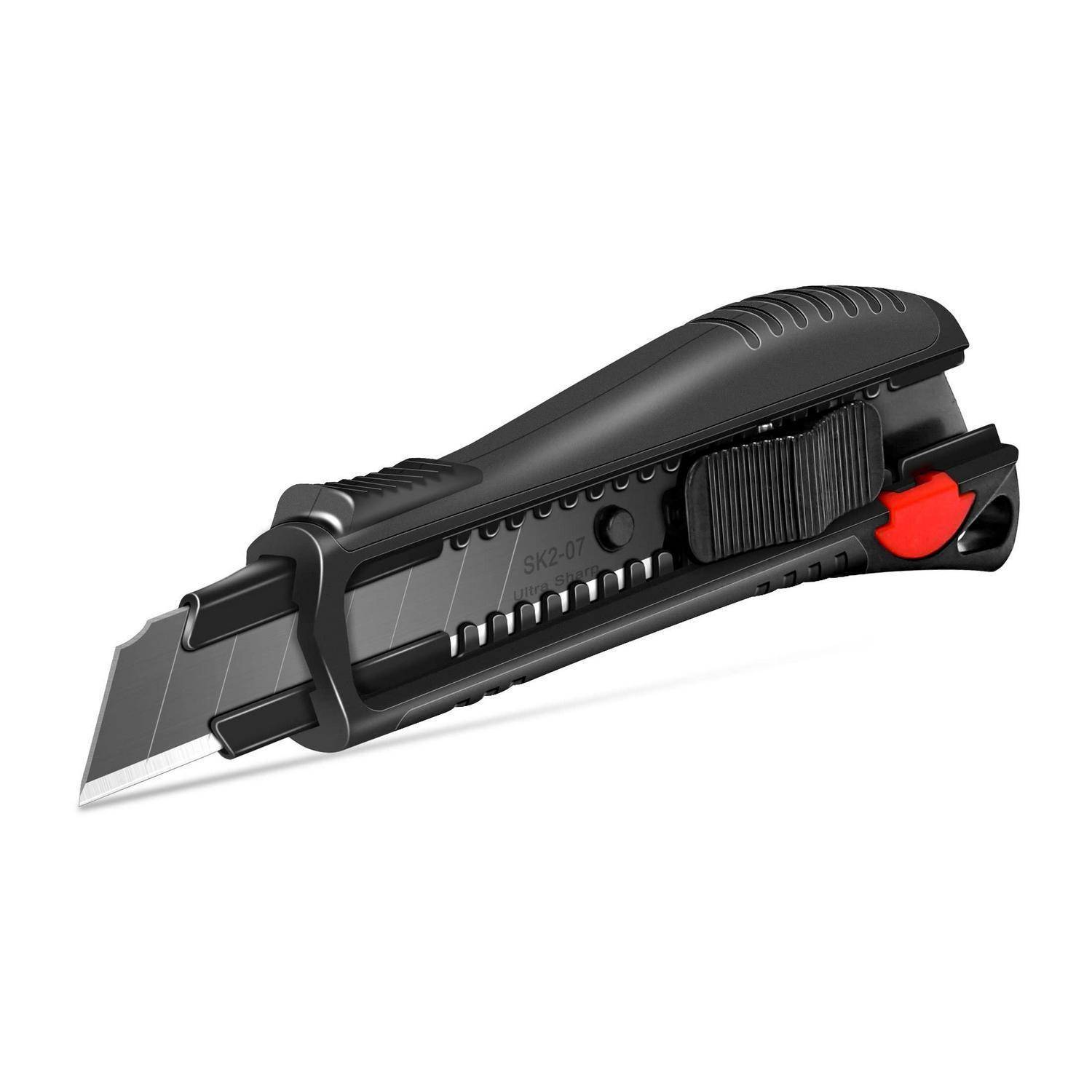 Schwarzes Universalmesser mit ausgefahrener silberner Klinge und roter Klingenfreigabetaste auf weißem Hintergrund.