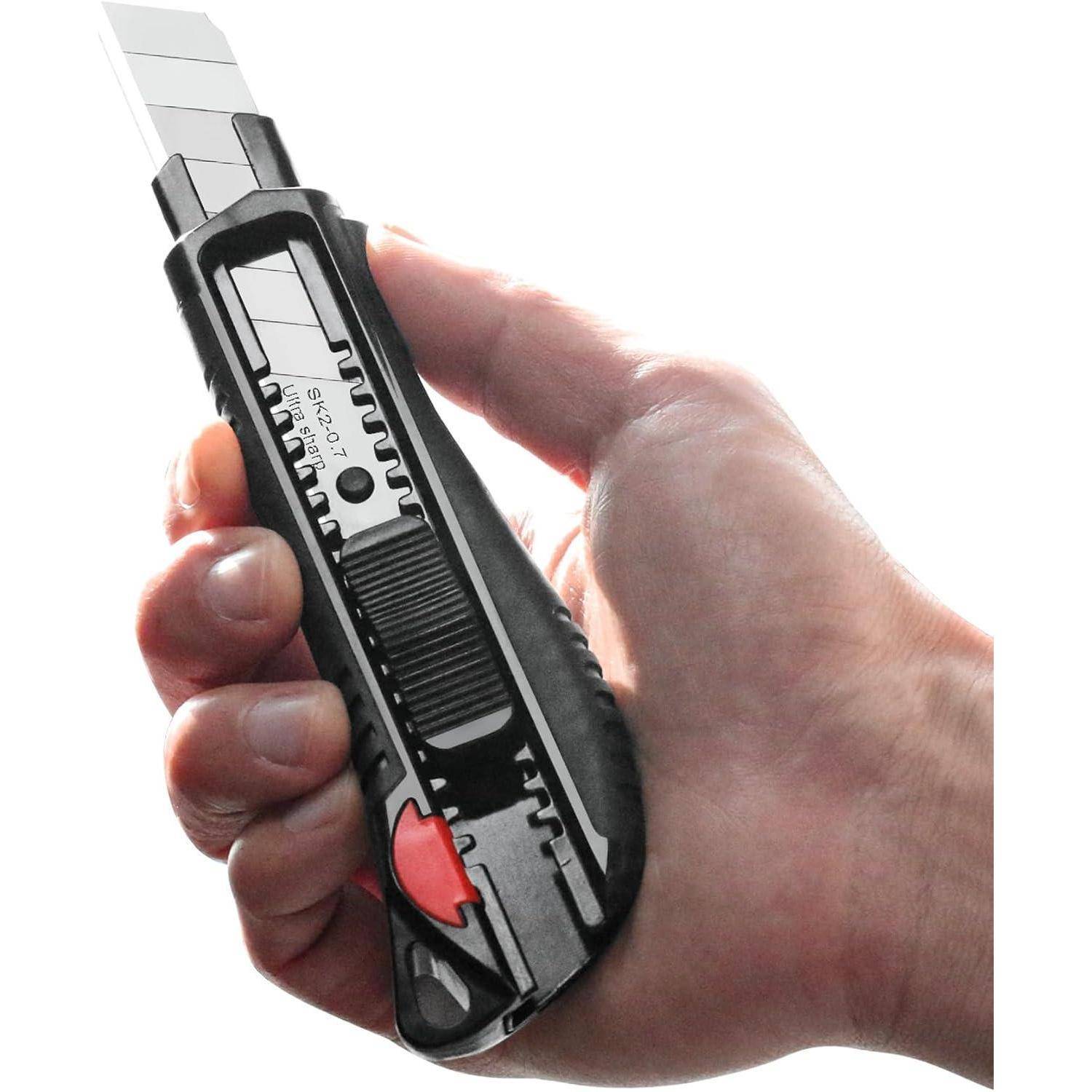 Eine Hand hält ein Universalmesser mit ausgefahrener Klinge.