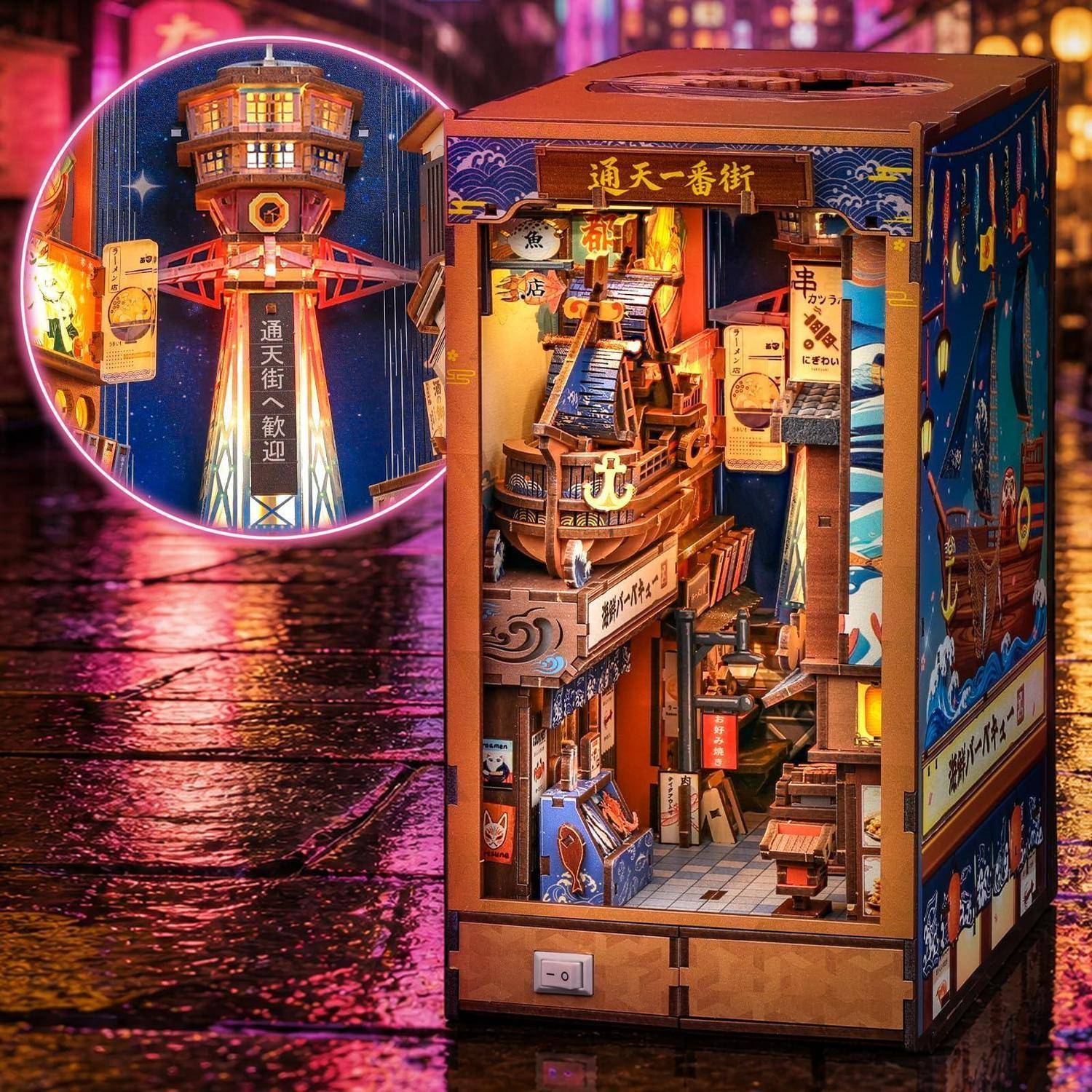 Ein beleuchtetes japanisches Miniatur-Gassendiorama in einer Holzausstellungsbox mit einem neonbeleuchteten Turm auf der linken Seite und Schildern, einschließlich „通天一番街