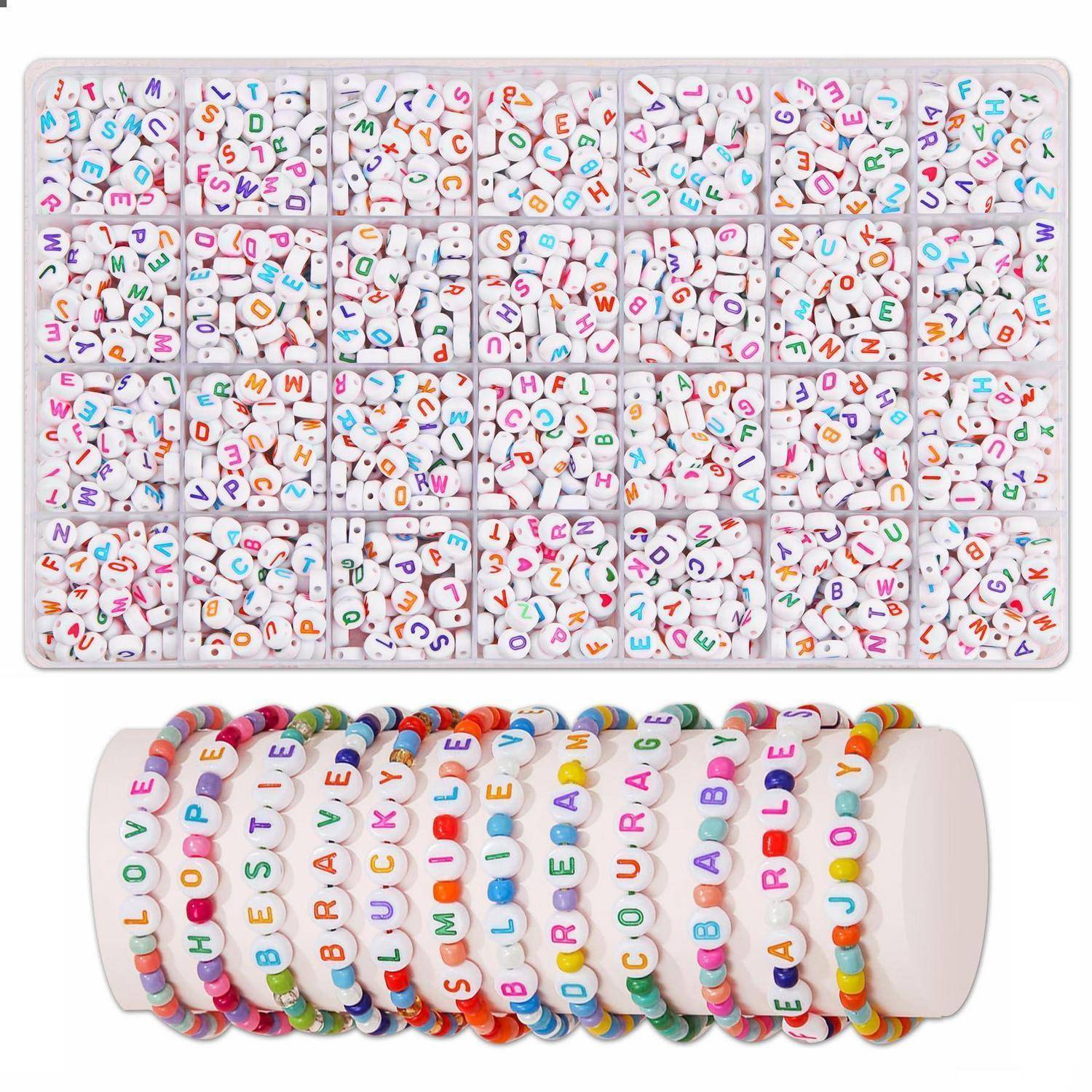 Alphabet-Buchstabenkörperchen sortiert in einem Tablett oben und auf gestapelten Armbändern unten aufgereiht, zeigen farbenfrohe Buchstaben zum Lernen oder Basteln.
